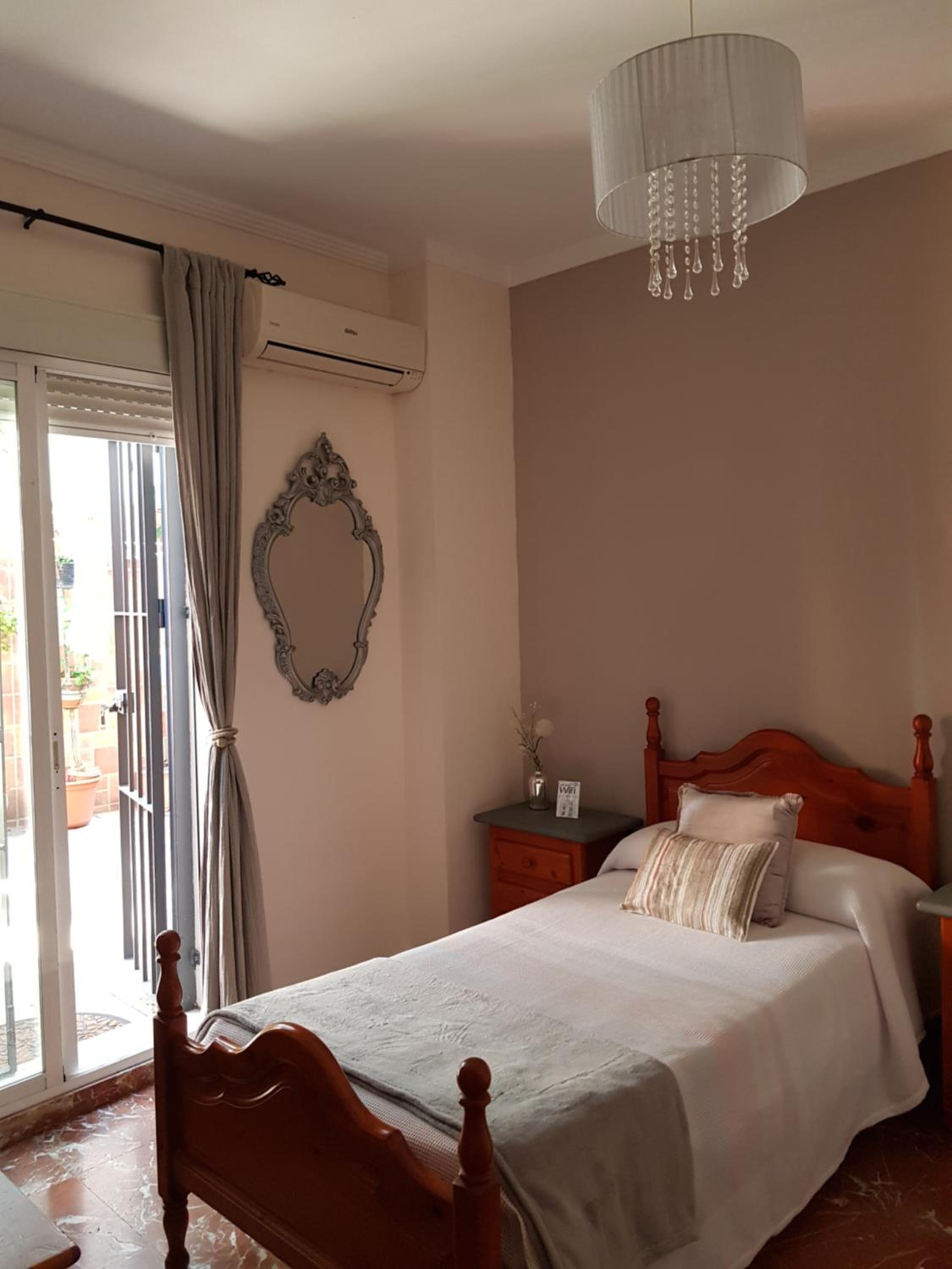 Twin Room - Photo 12