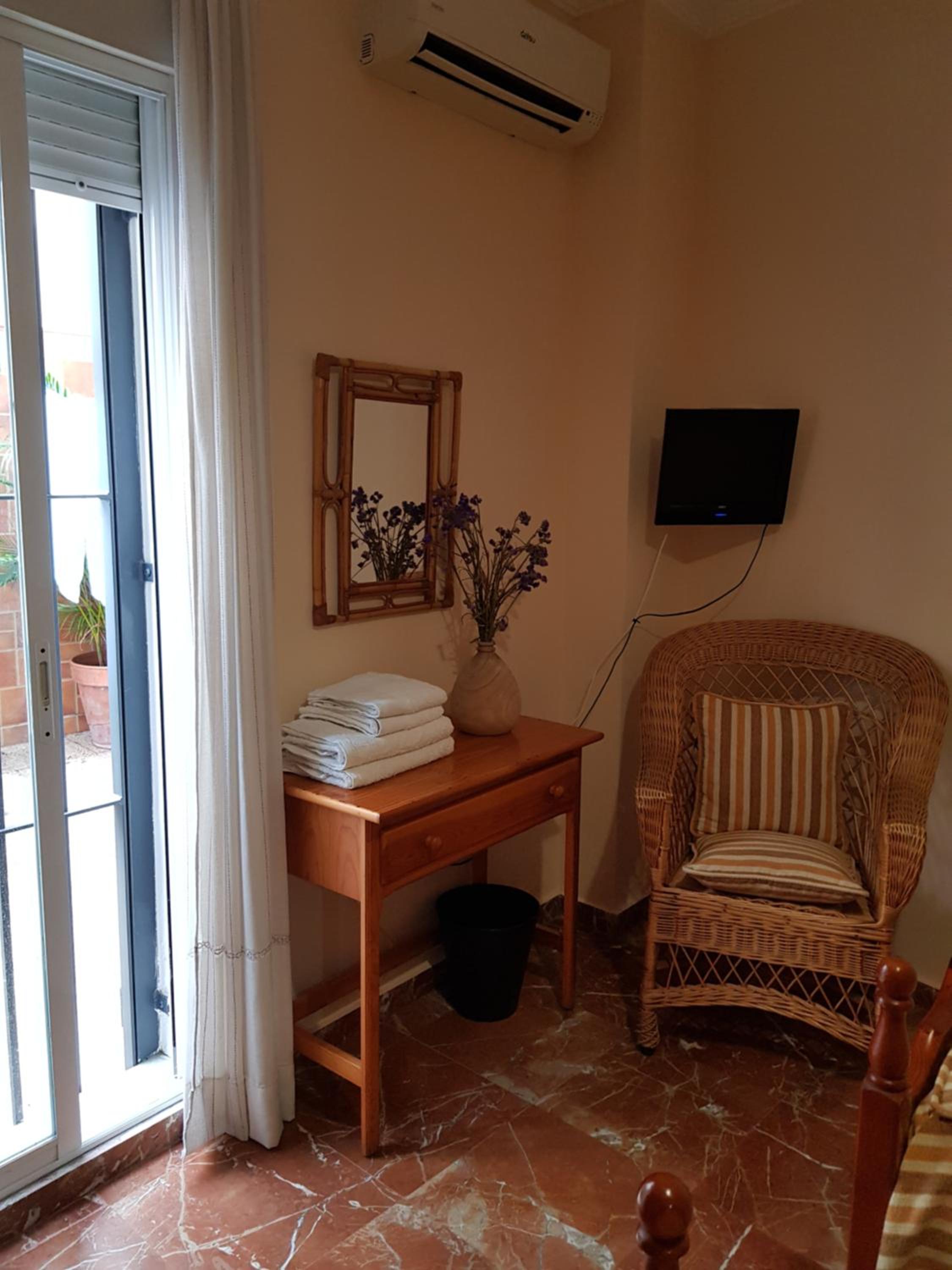 Twin Room - Photo 14