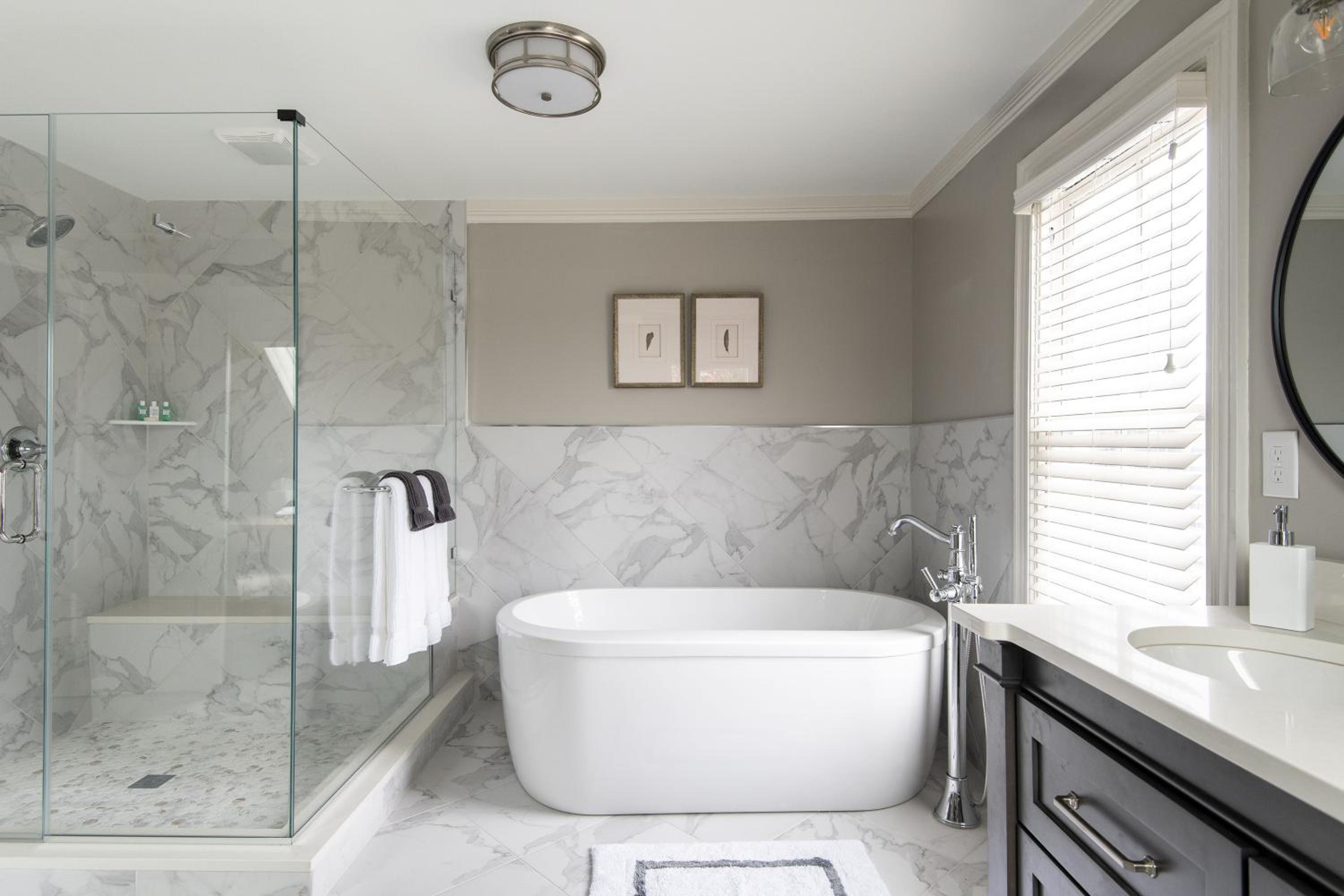 King Suite with Spa Bath - Photo 2