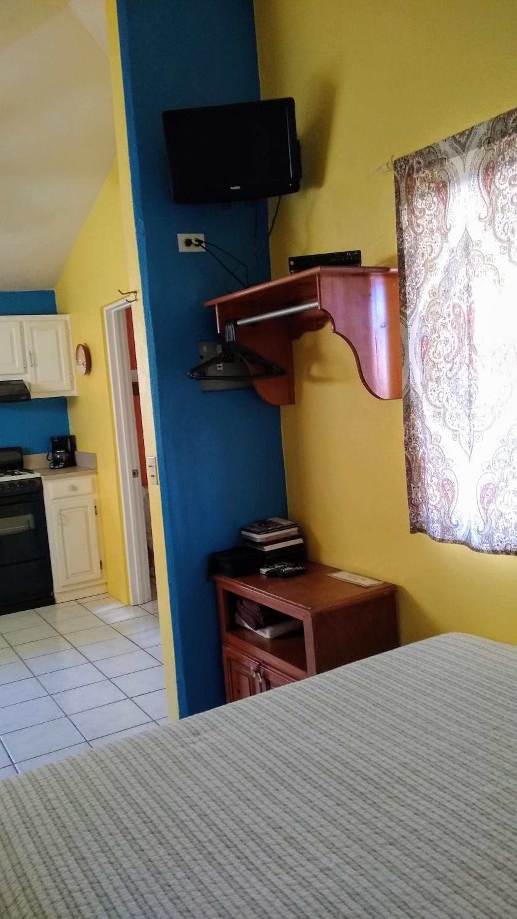 Deluxe Double or Twin Room with Pool View - Photo 8