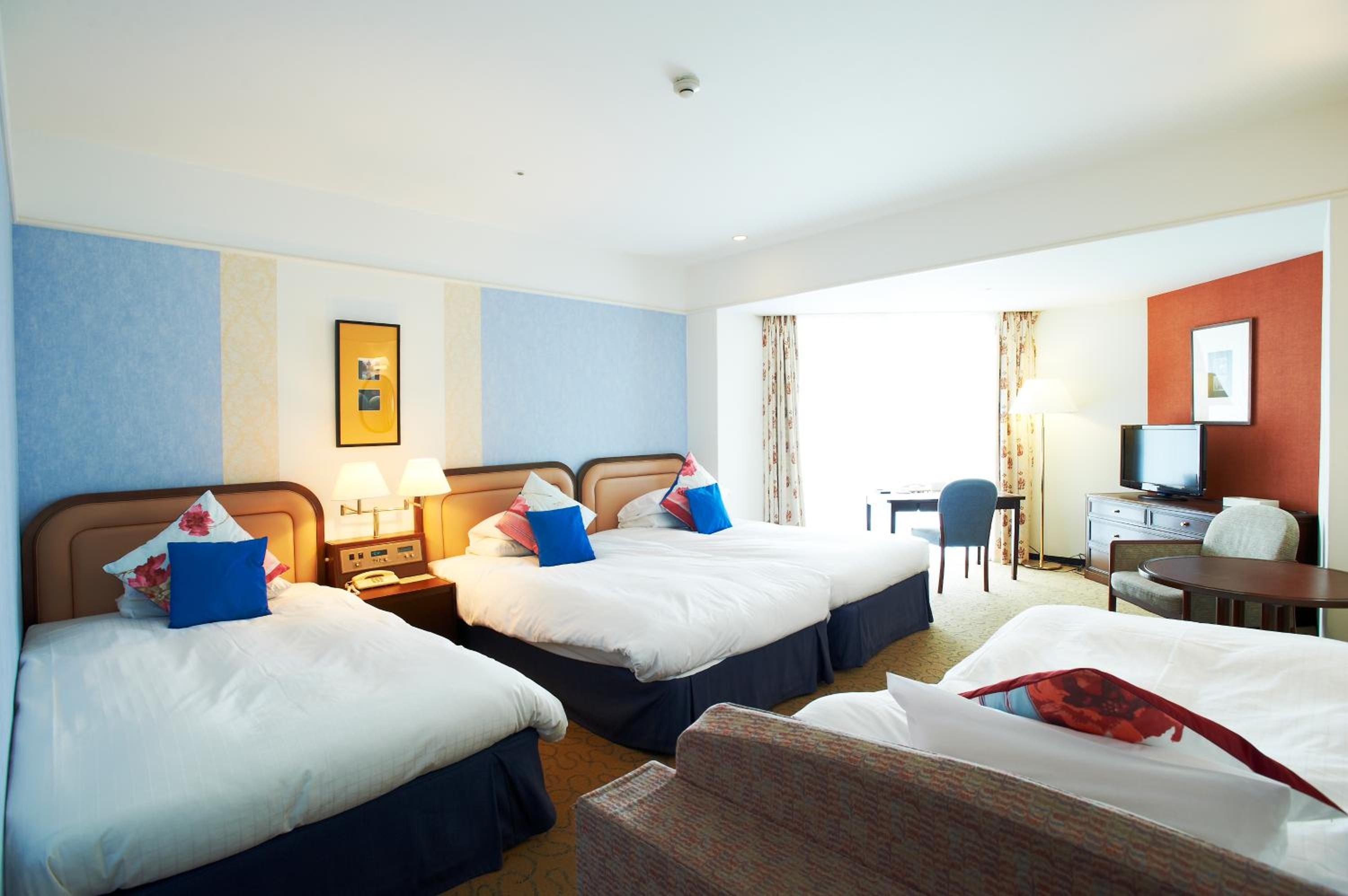 Deluxe Quadruple Room with Balcony - South Wing - Non-Smoking - Photo 5
