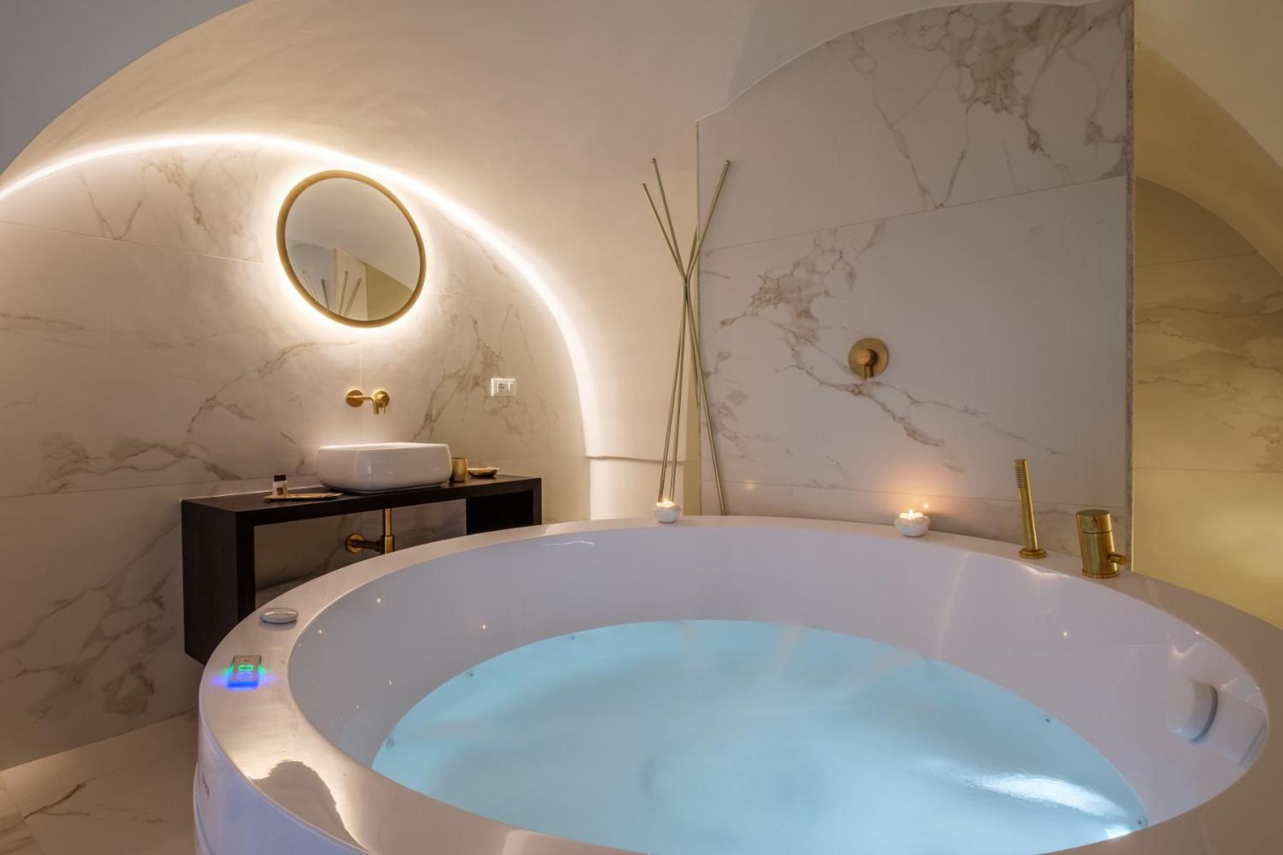 Queen Room with Spa Bath - Photo 6