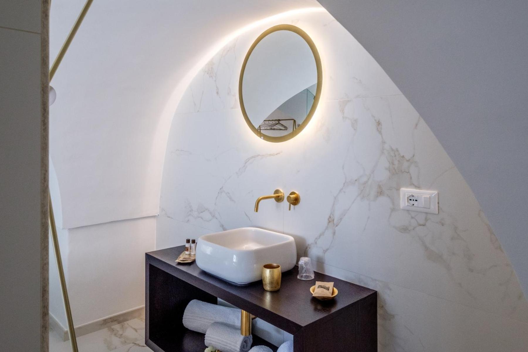 Queen Room with Spa Bath - Photo 8