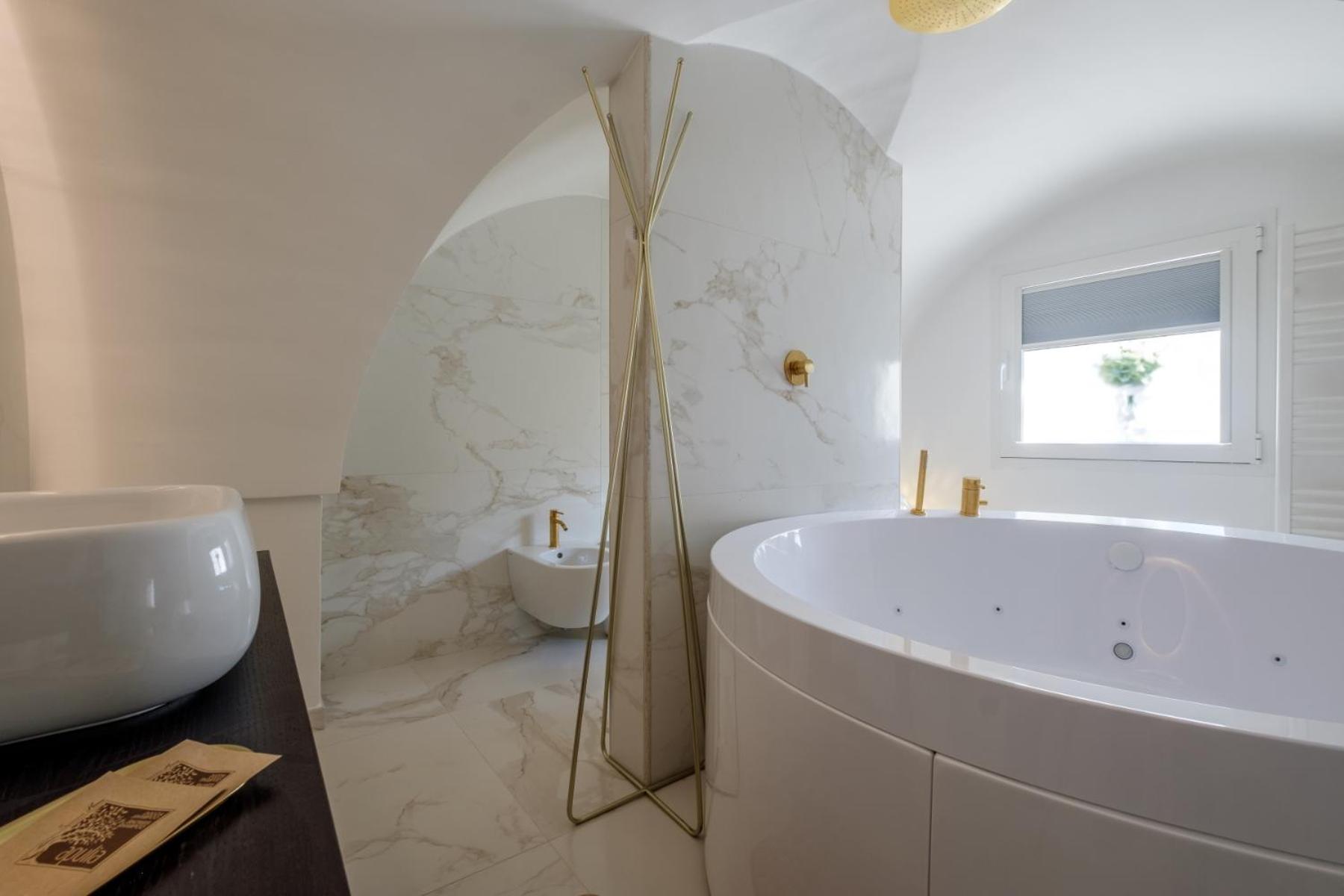 Queen Room with Spa Bath - Photo 15