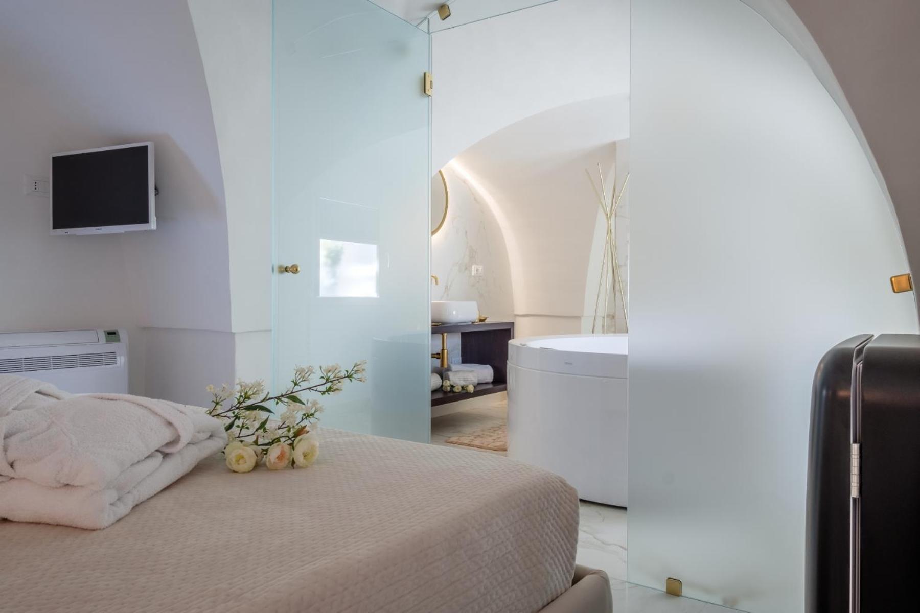 Queen Room with Spa Bath - Photo 12