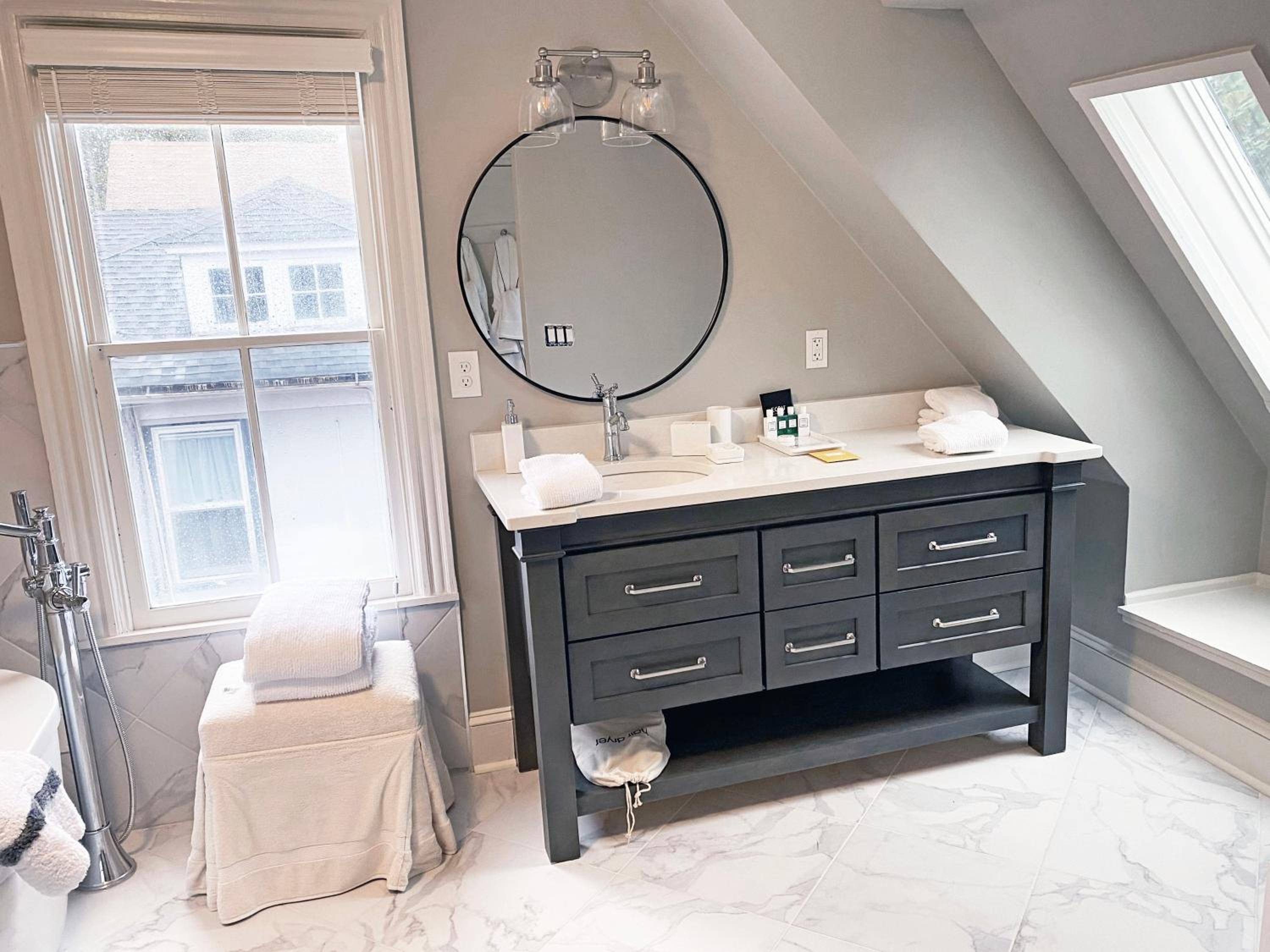 King Suite with Spa Bath - Photo 3