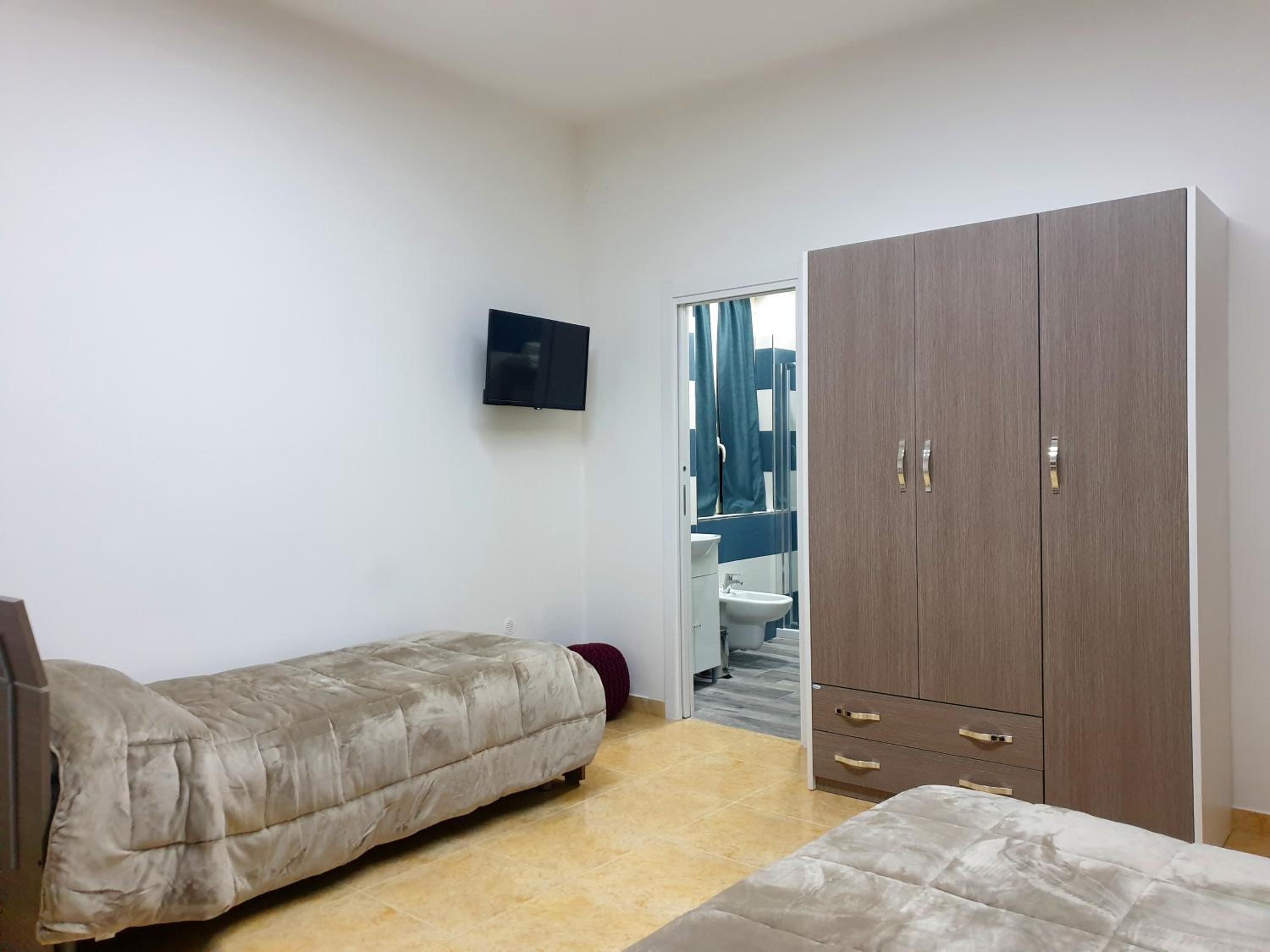Triple Room with Private Bathroom - Photo 8