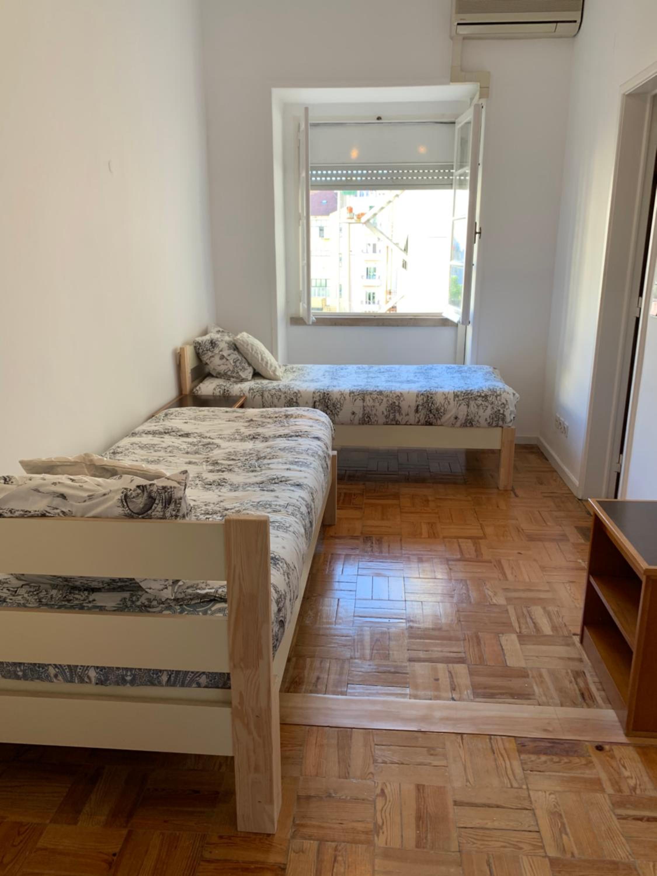 Twin Room with Private Bathroom - Photo 44