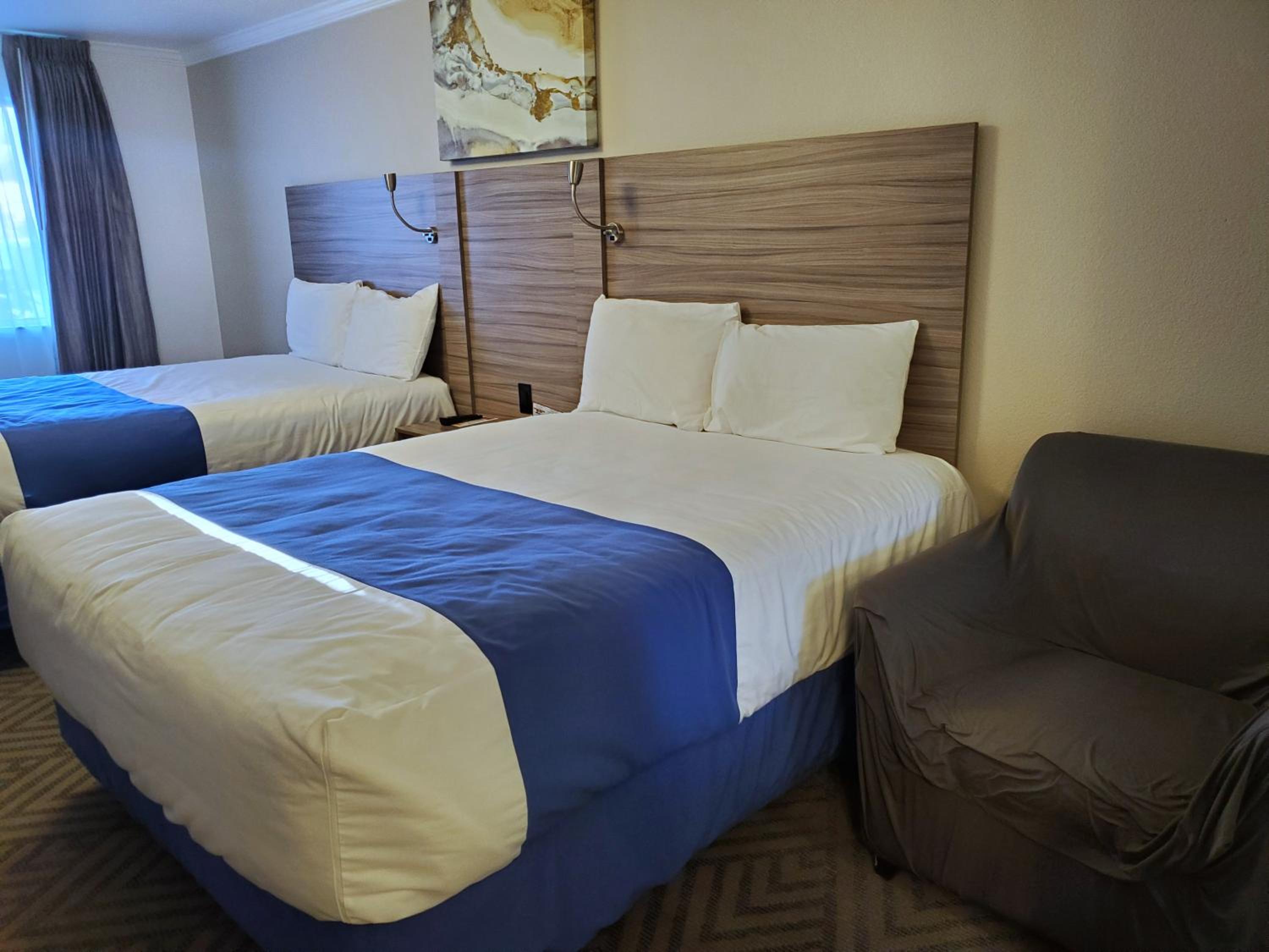 Standard Queen Room with Two Queen Beds - Photo 3