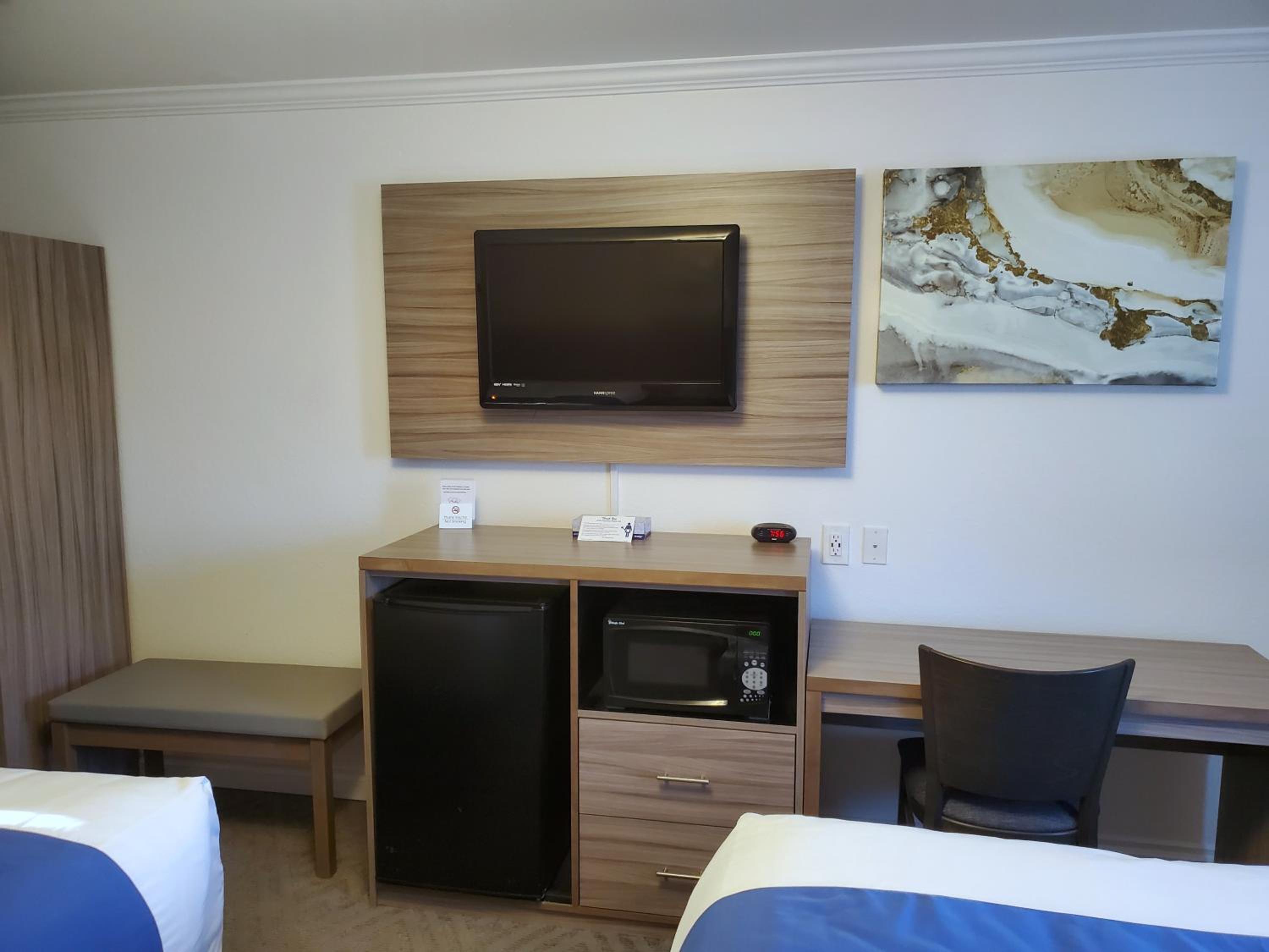 Standard Queen Room with Two Queen Beds - Photo 2