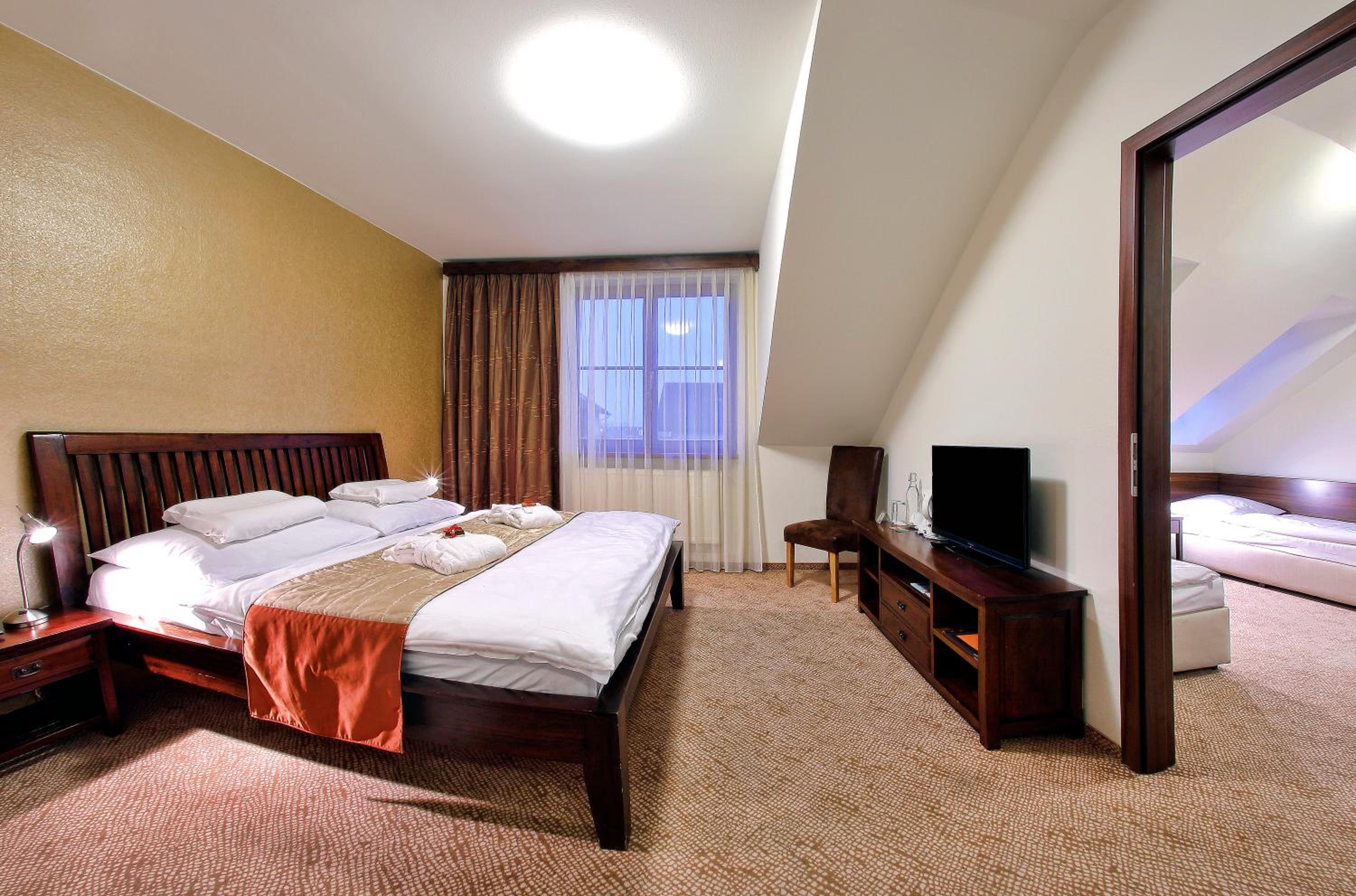 One-Bedroom Suite with Balcony photo 3