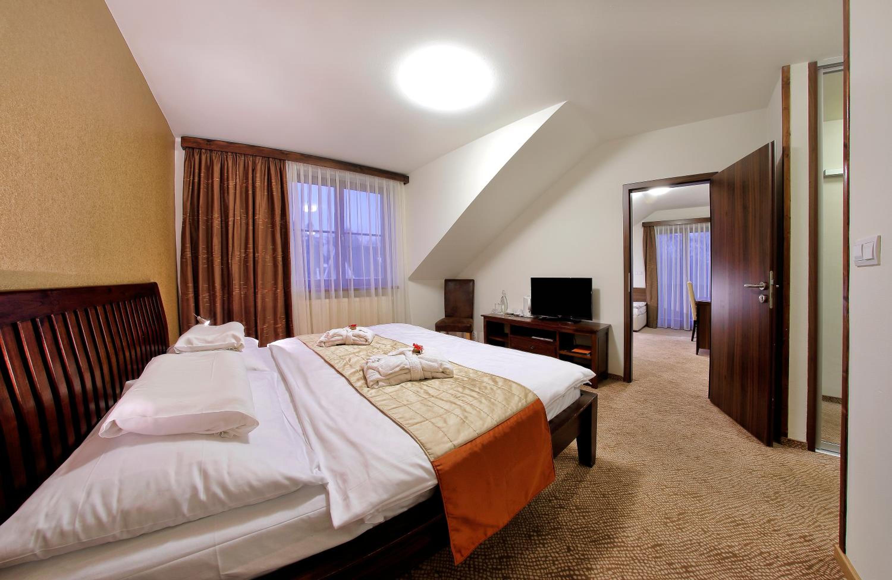 One-Bedroom Suite with Balcony photo 2
