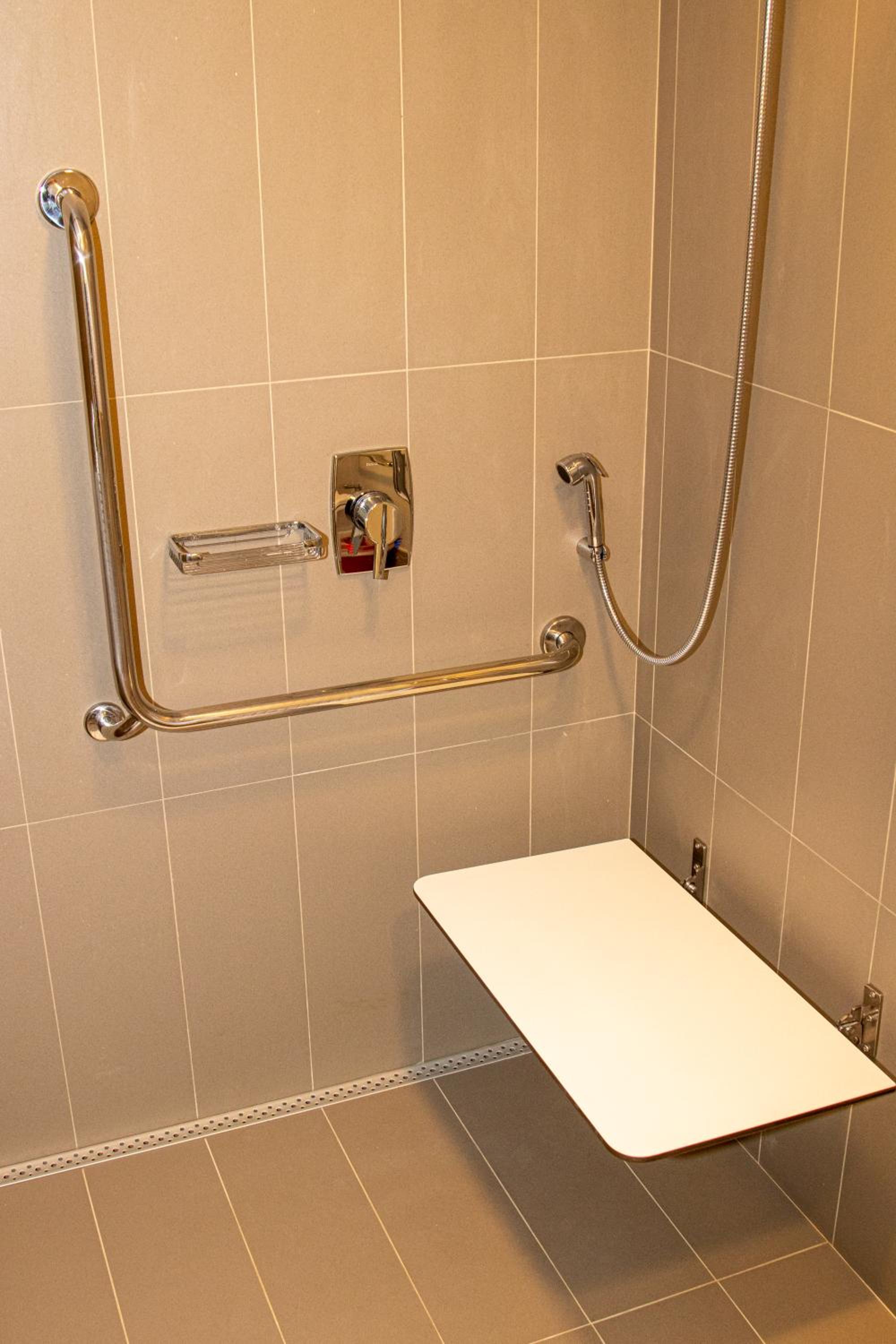 Standard Twin Room thumbnail 6