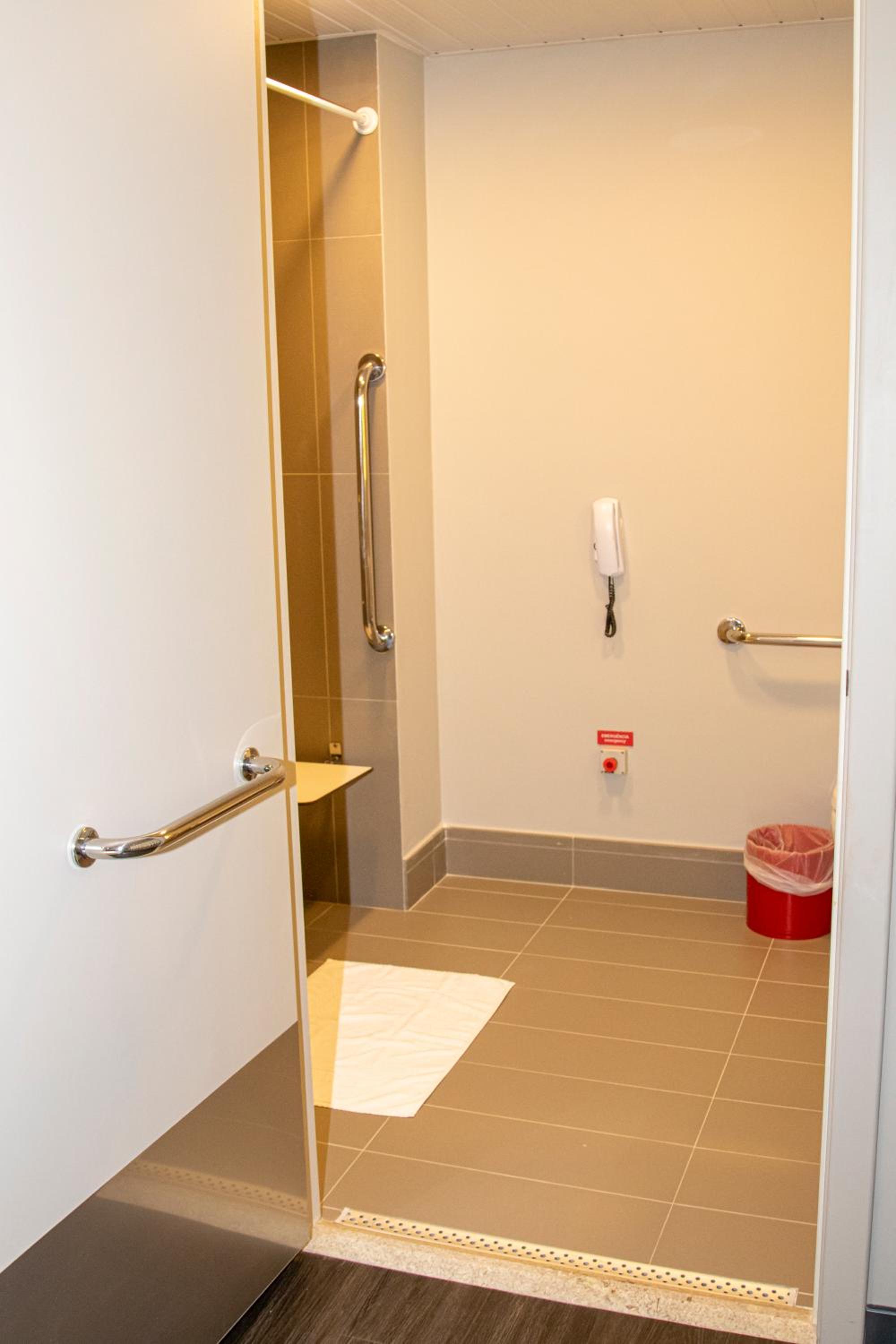 Standard Double Room - Disability Access thumbnail 5