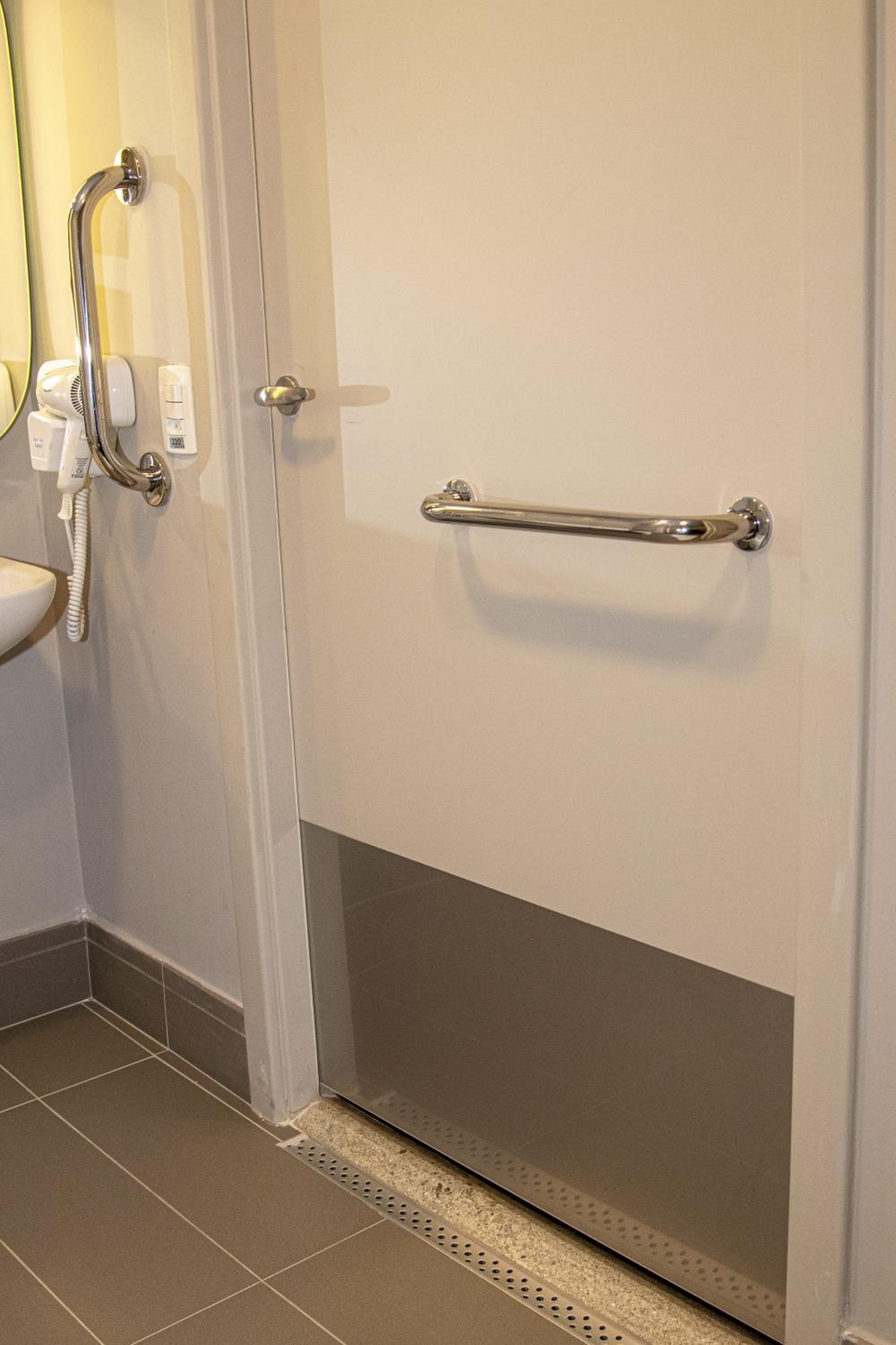 Standard Double Room - Disability Access thumbnail 5