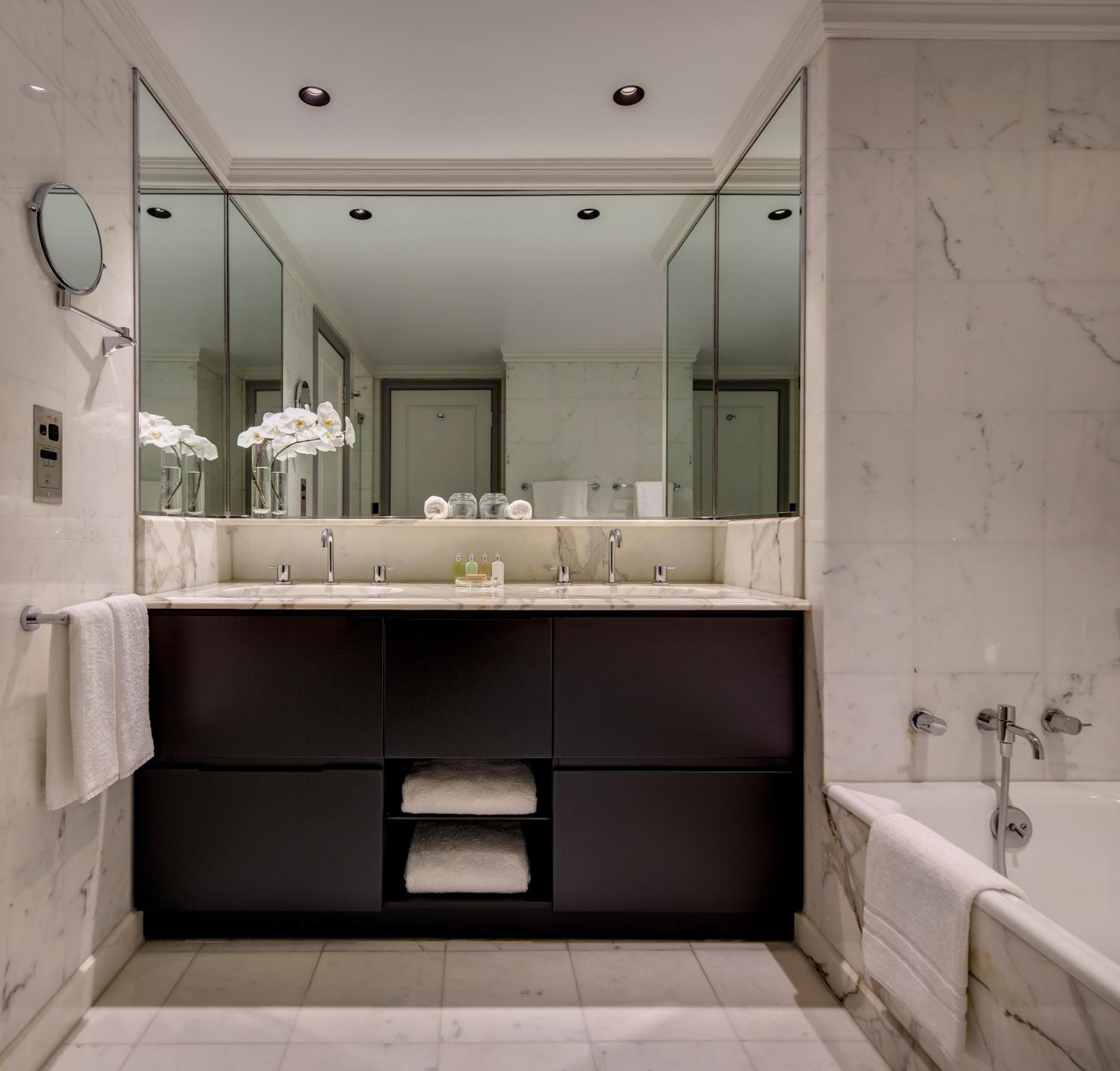 One-Bedroom King Suite - Bayside thumbnail 5
