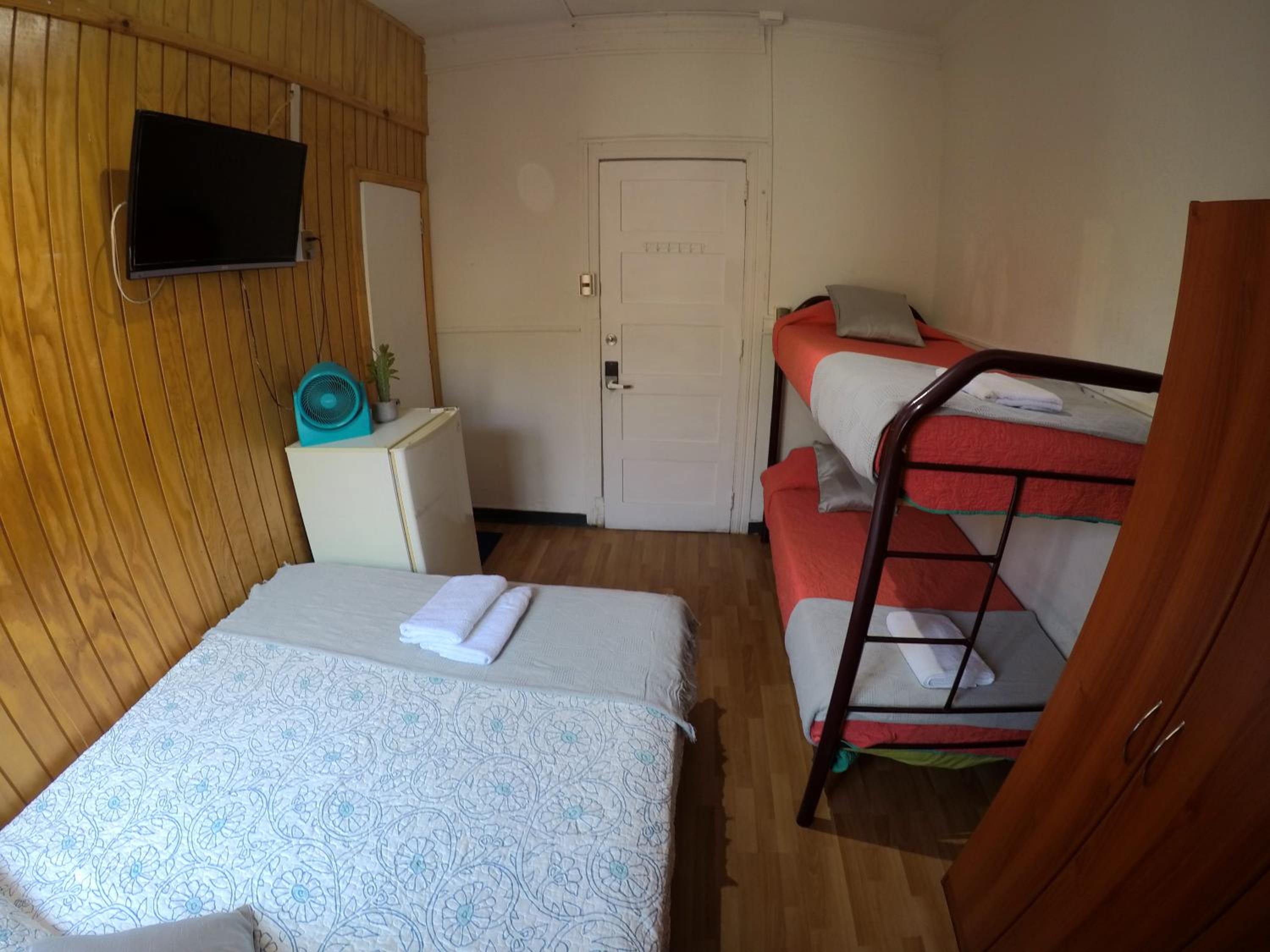 Quadruple Room with Private Bathroom photo 3
