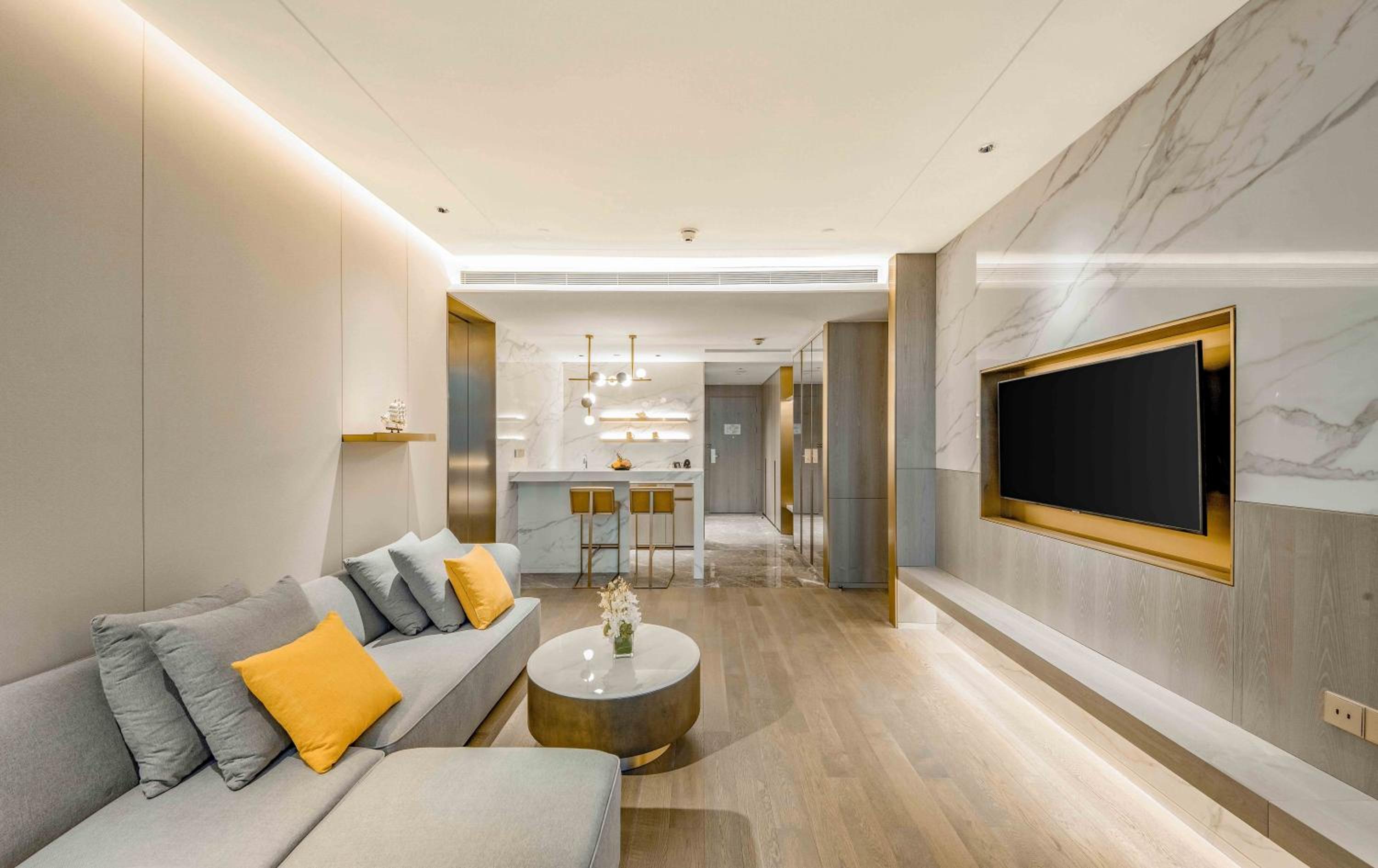 1 King Navigator Suite High Floor Lounge Access Lake View thumbnail 5