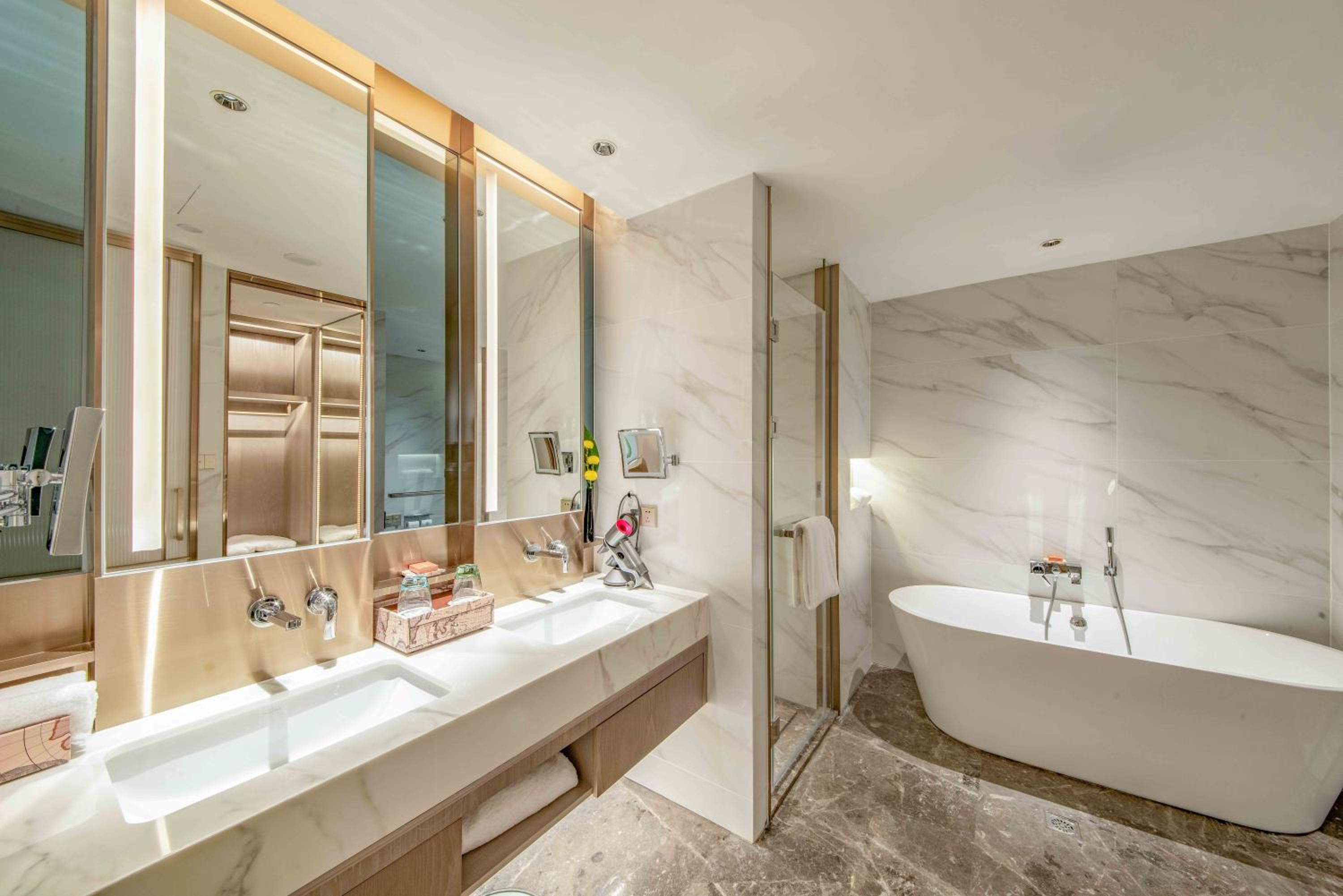 1 King Navigator Suite High Floor Lounge Access Lake View