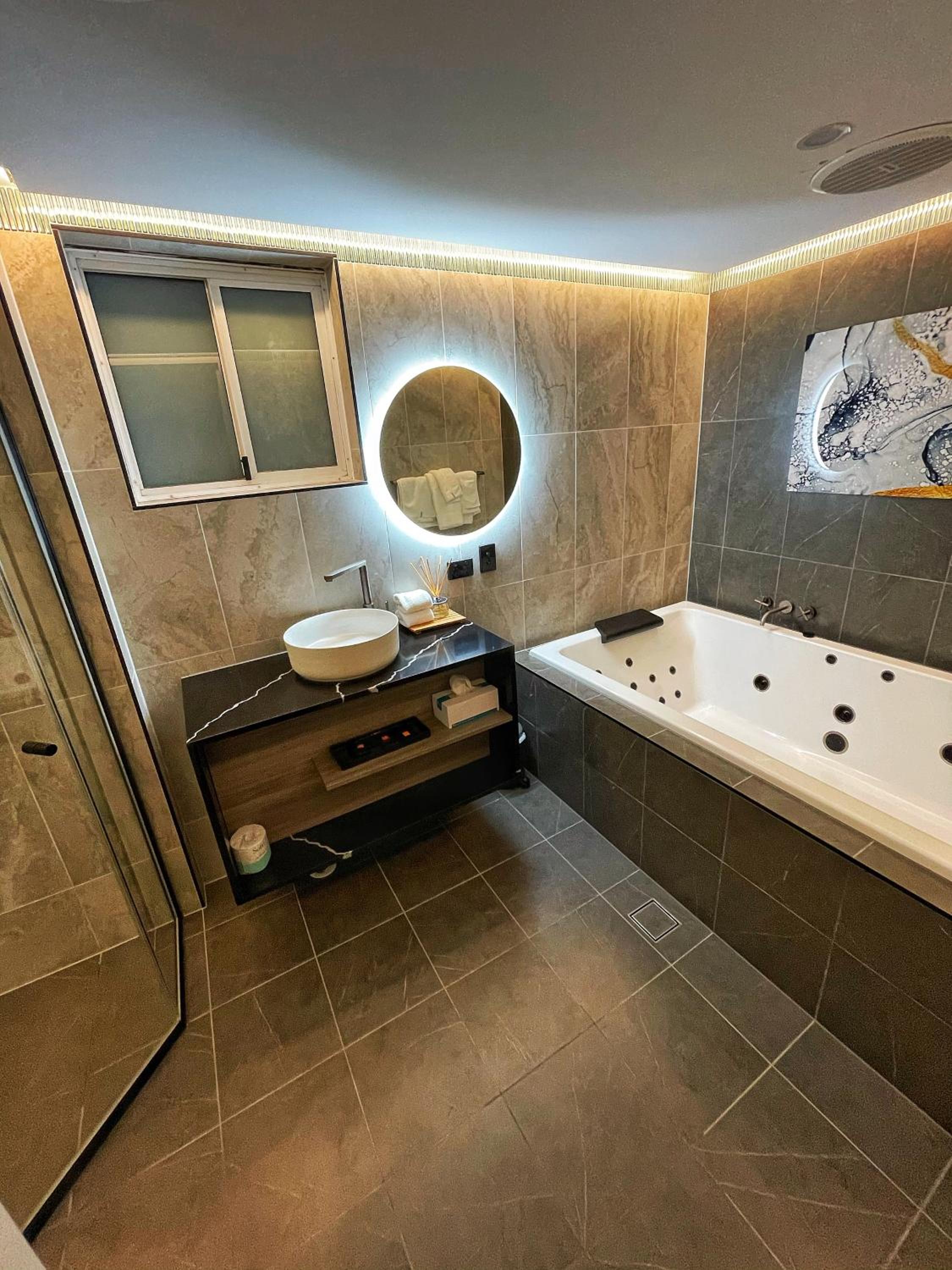 Deluxe Suite with Spa Bath photo 3