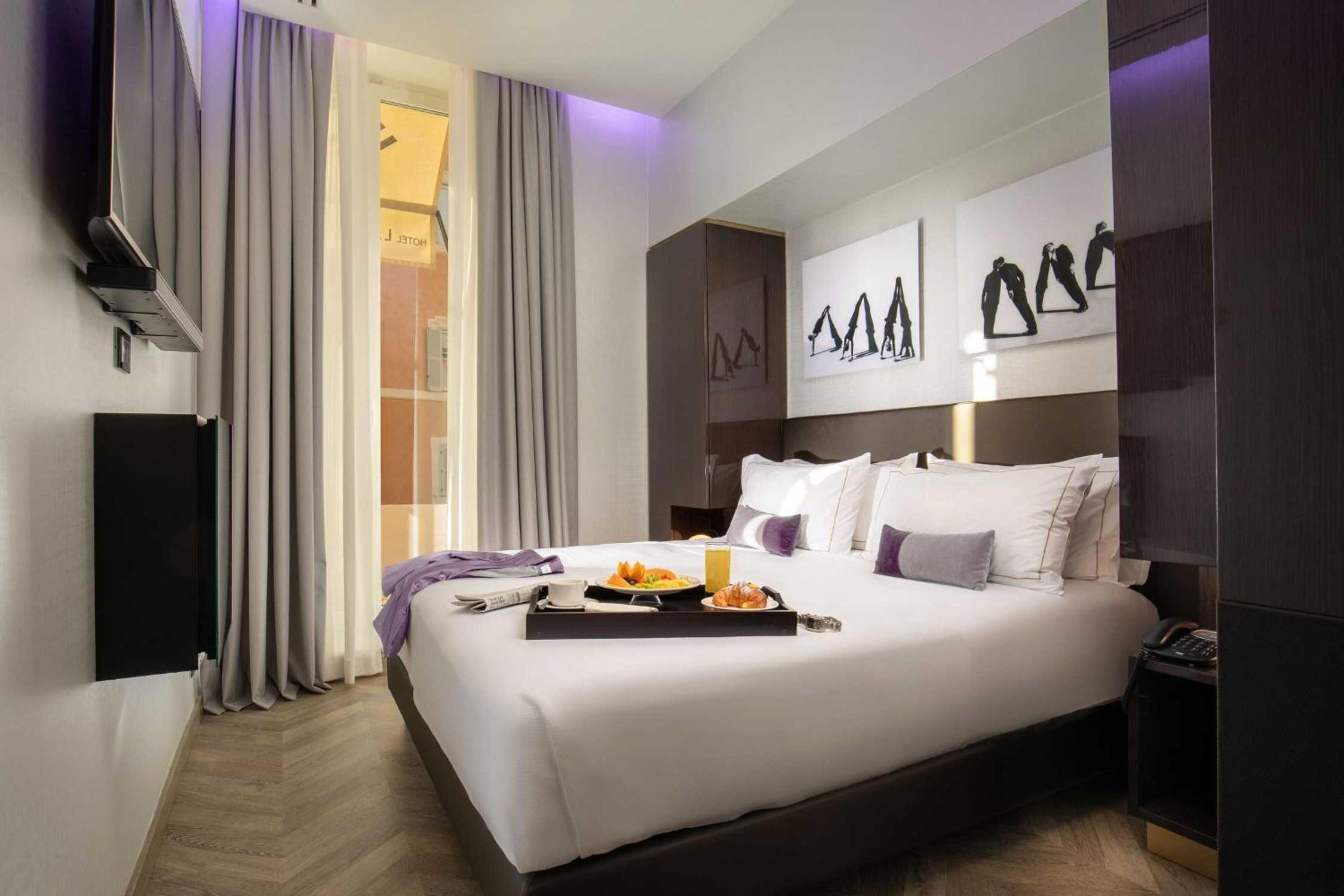Classic Double Room with Balcony and City View photo 1