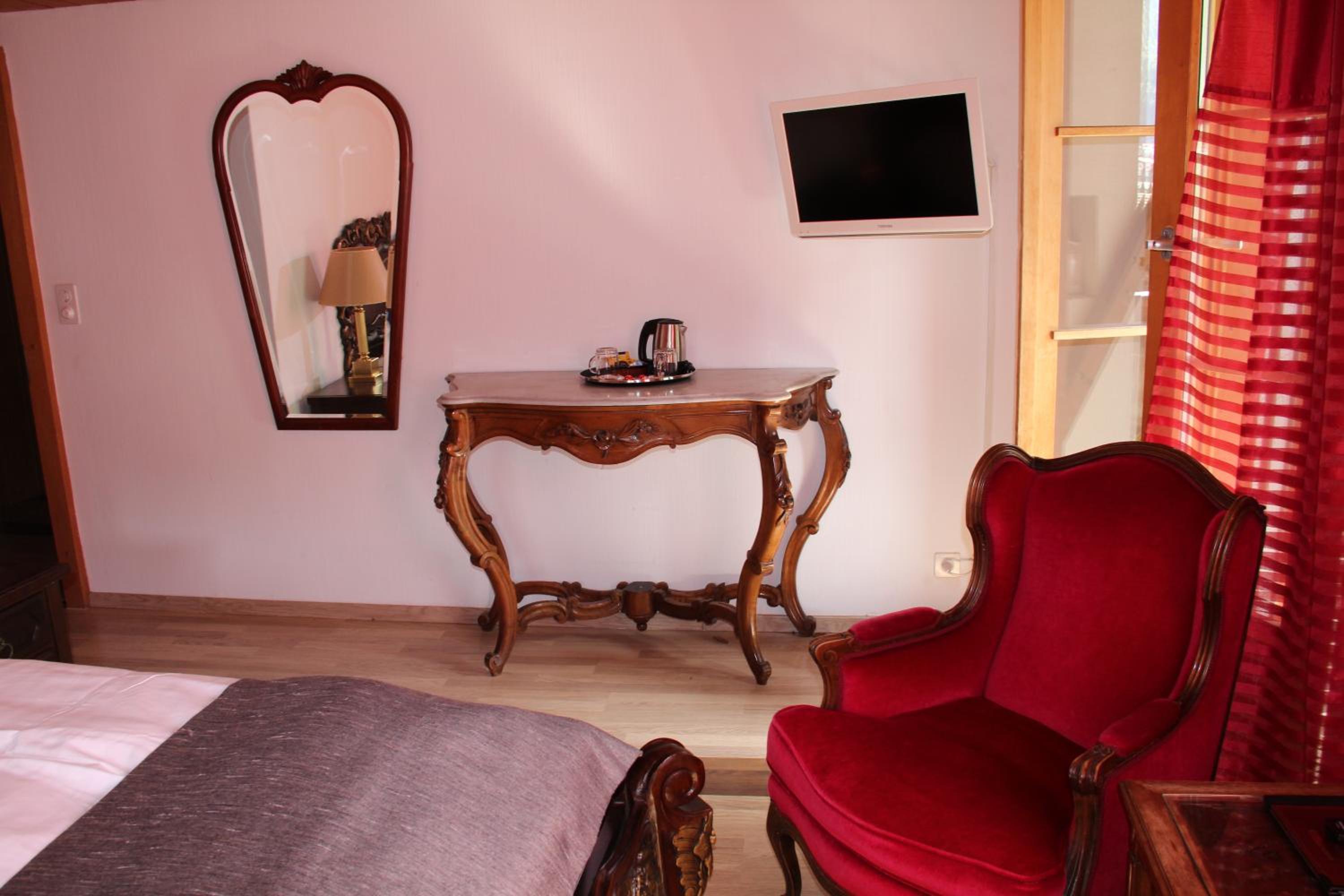 Double Room with Balcony and View - Photo 3