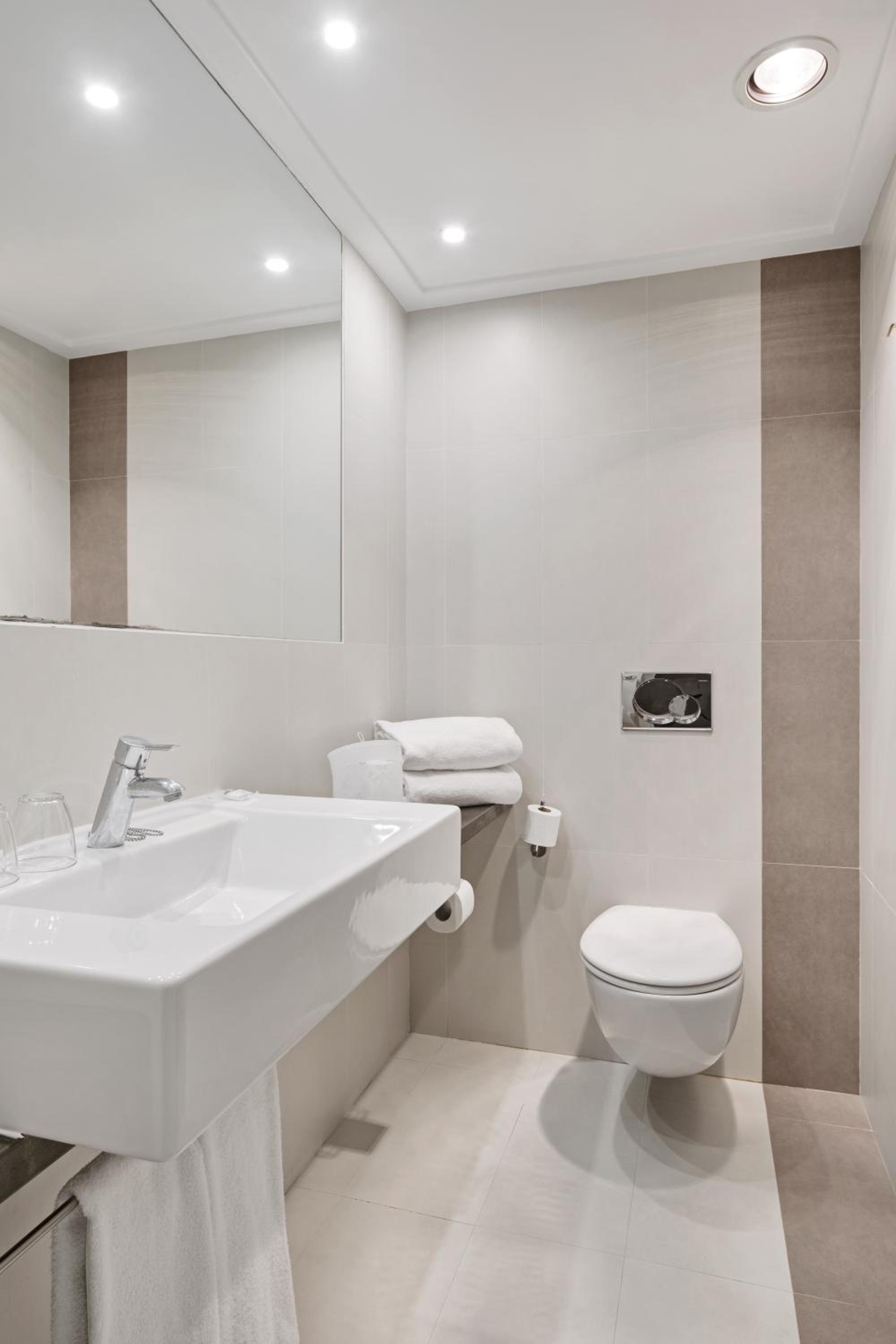 Double or Twin Room - Photo 9
