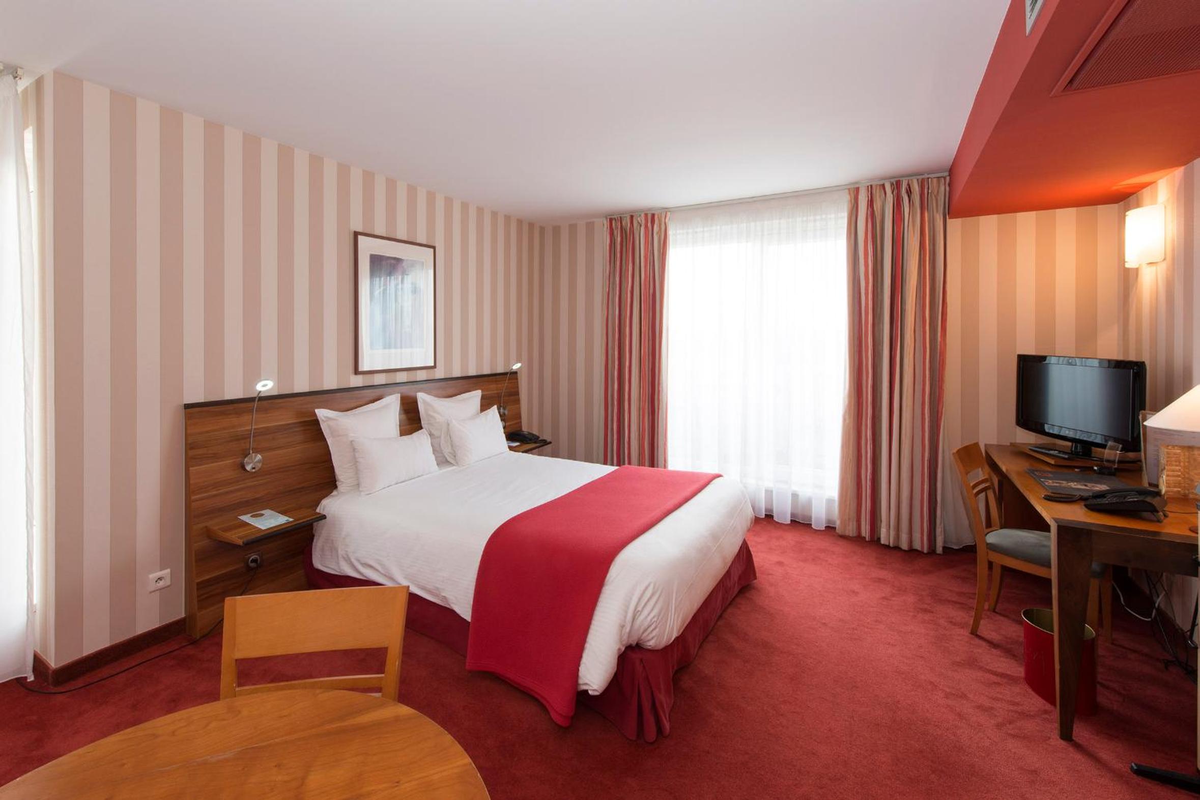 Deluxe Double Room with Balcony - Photo 5