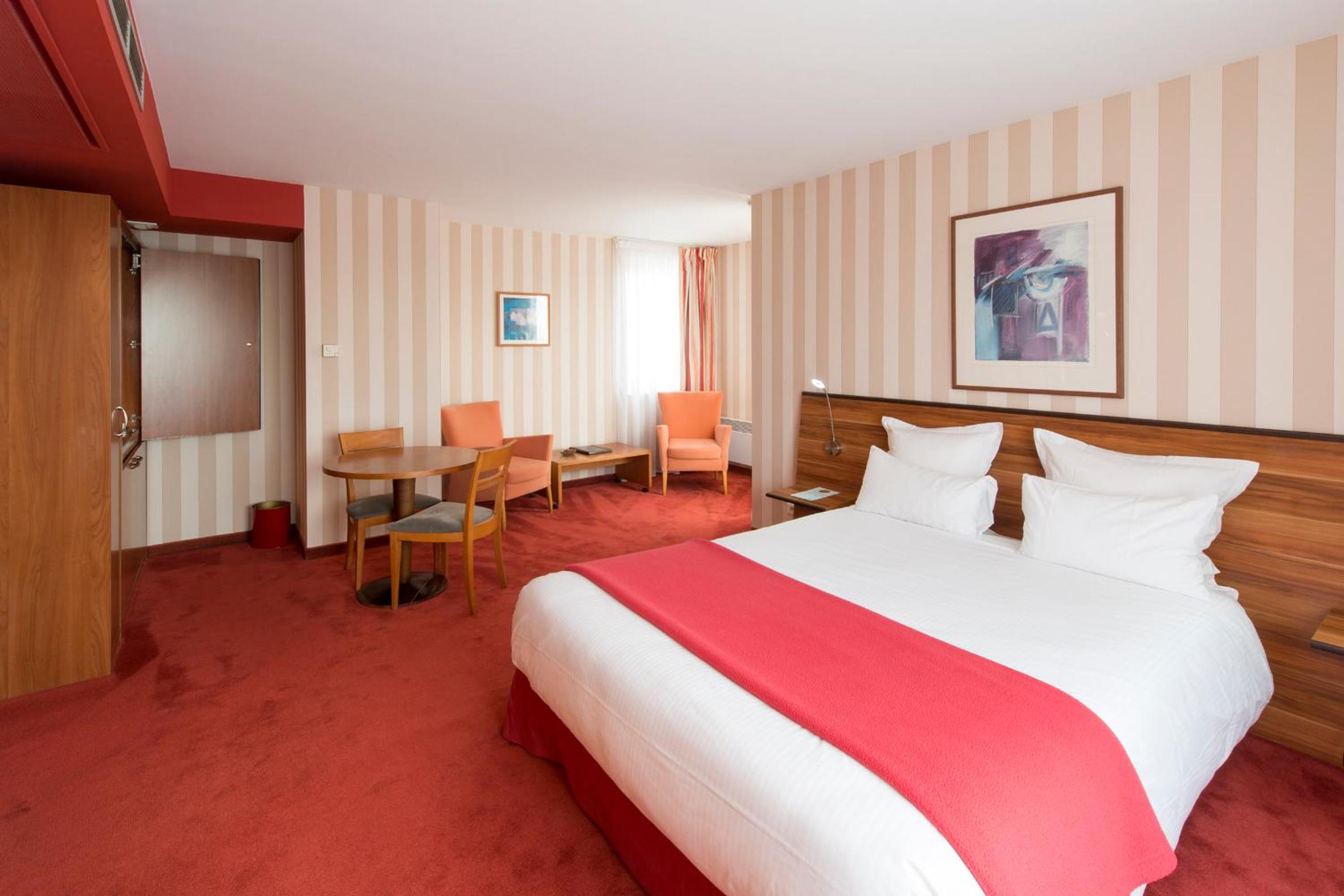 Deluxe Double Room with Balcony - Photo 6