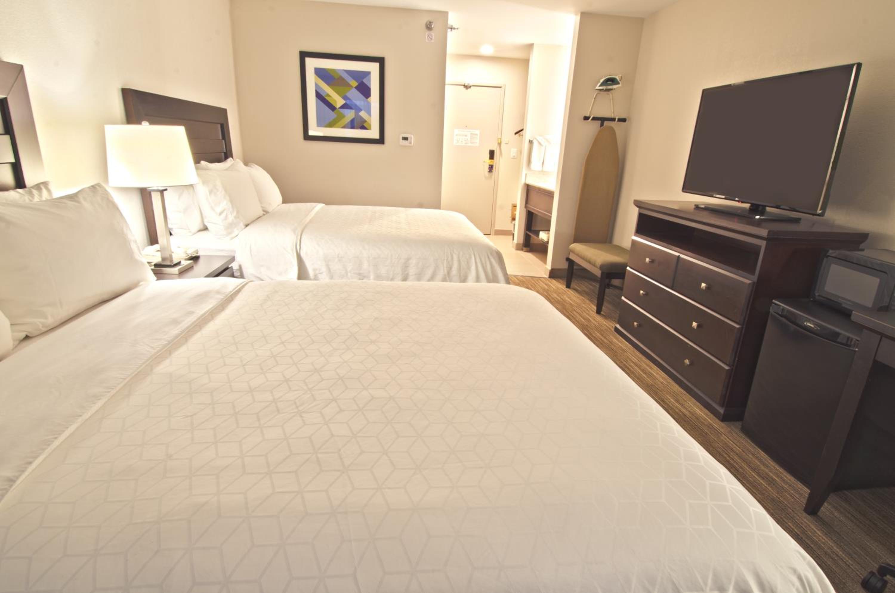 Standard Room with Two Queen Beds - Photo 1