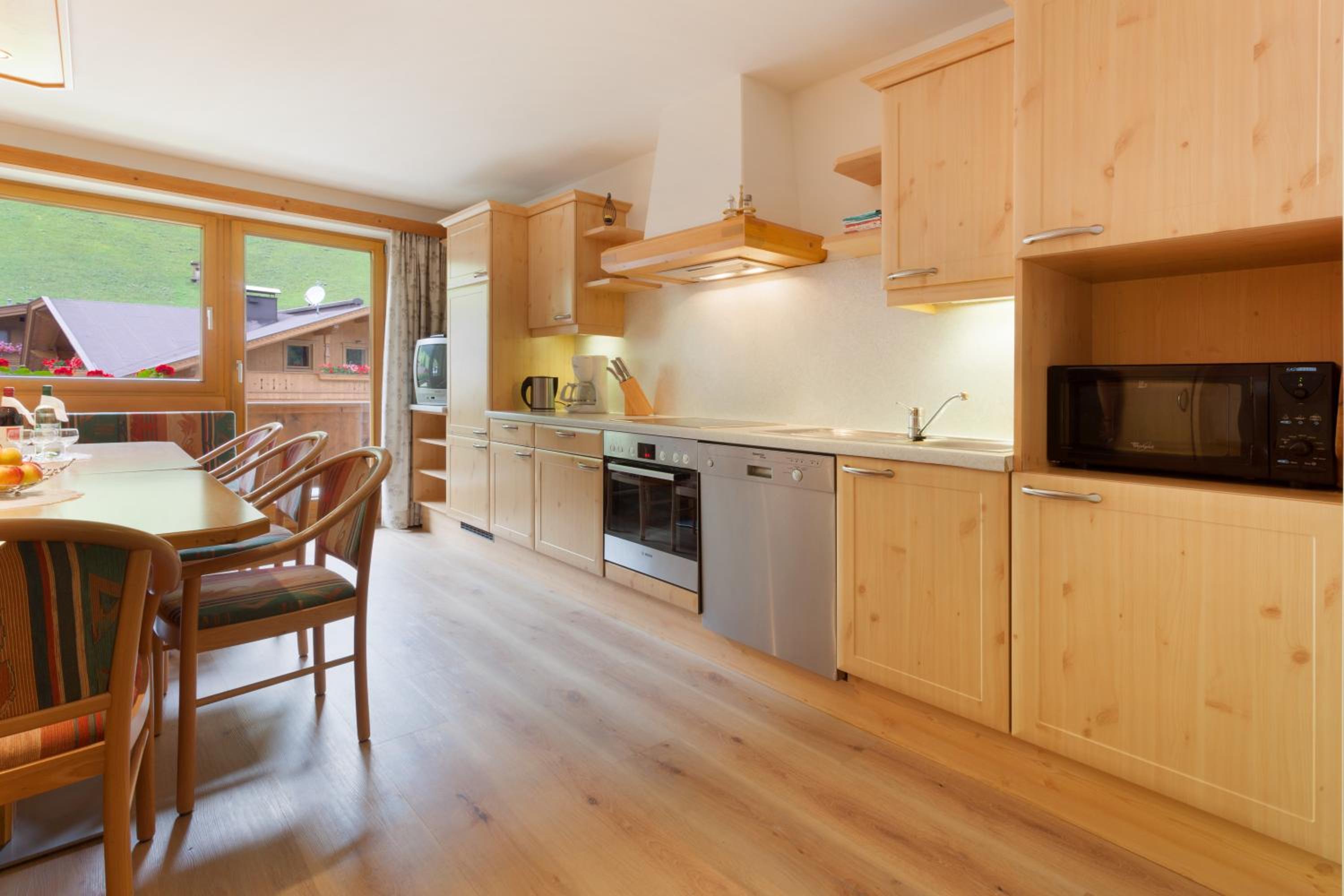 Four-Bedroom Apartment with Balcony  photo 2