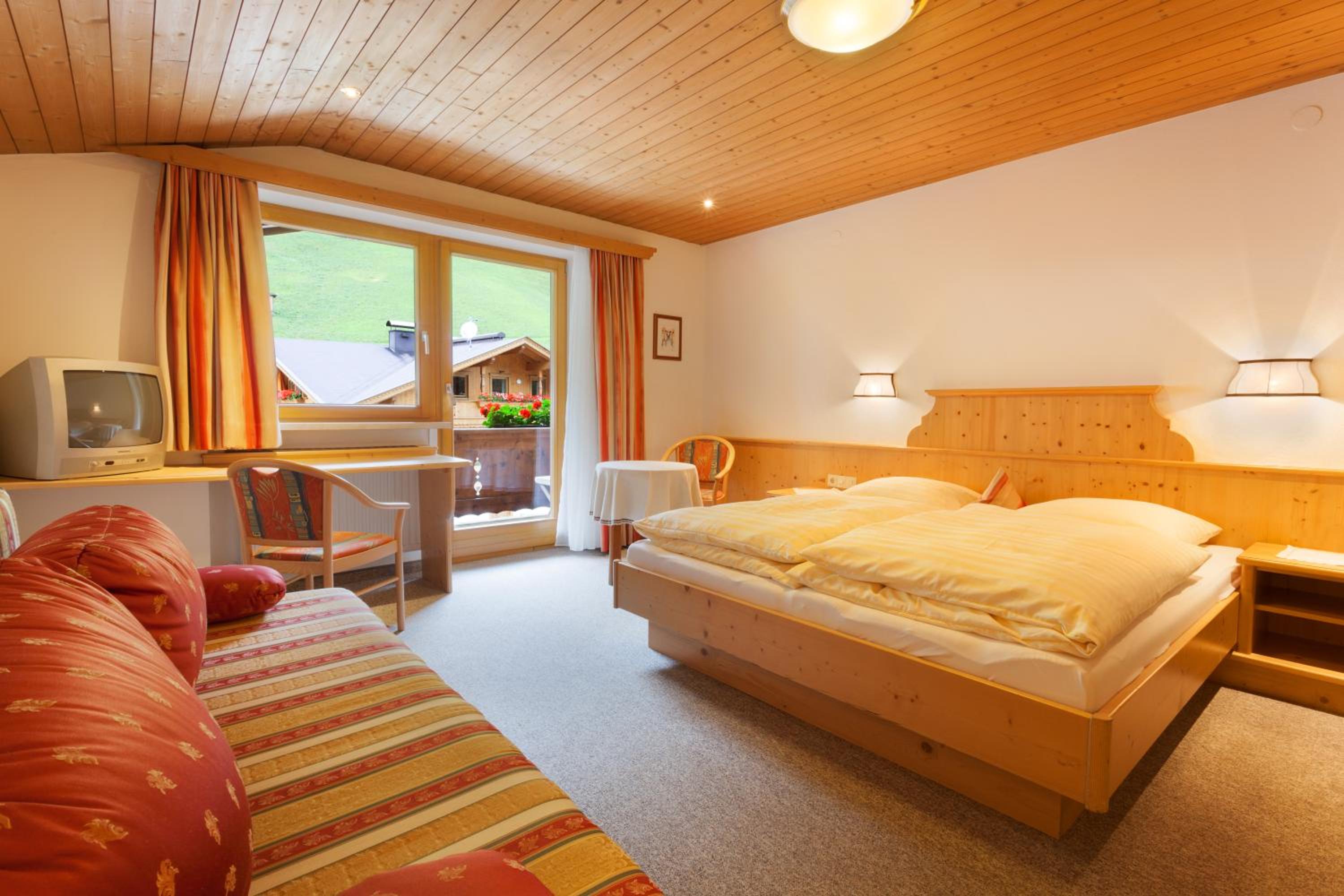 Four-Bedroom Apartment with Balcony  photo 1