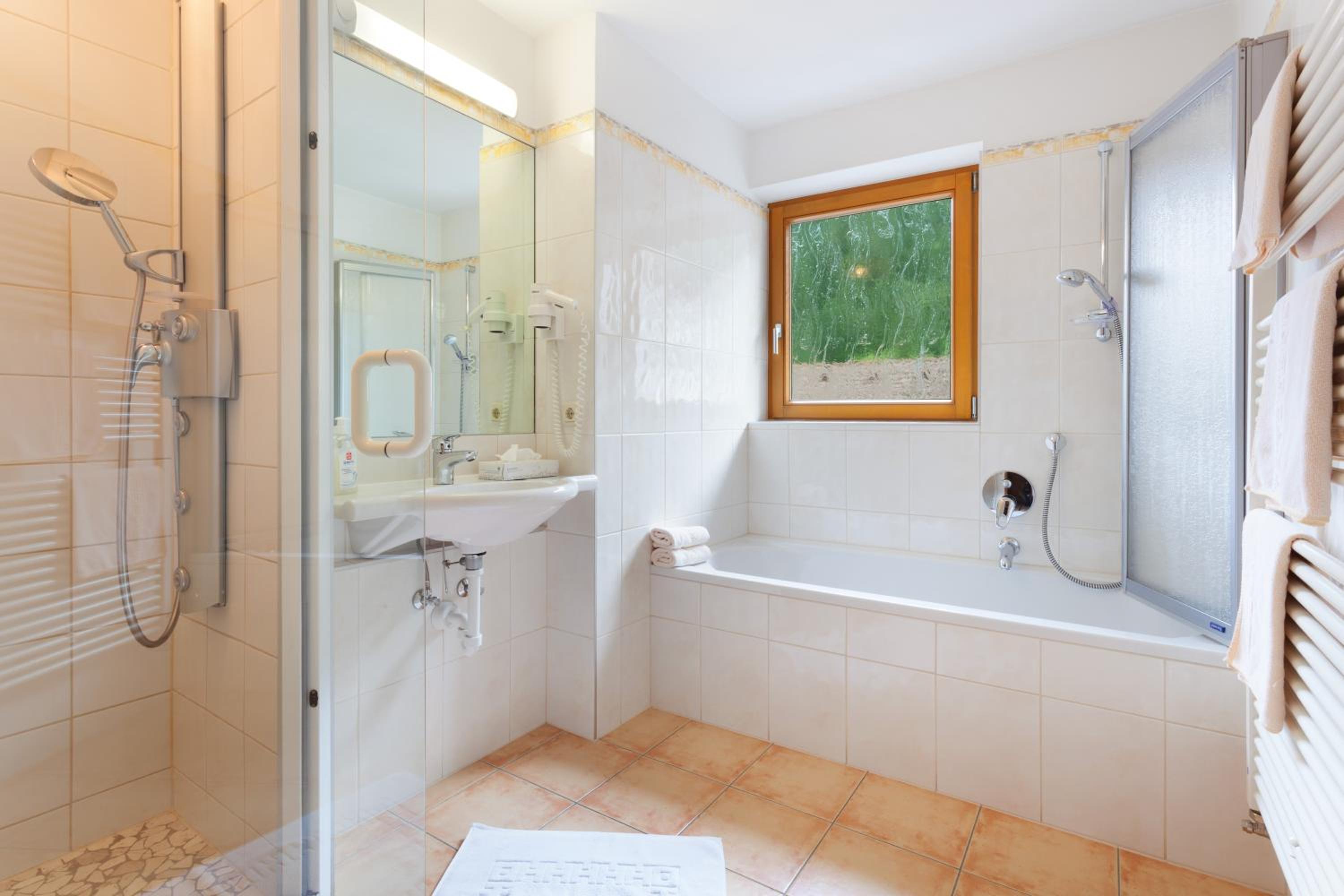 Four-Bedroom Apartment with Balcony  photo 3