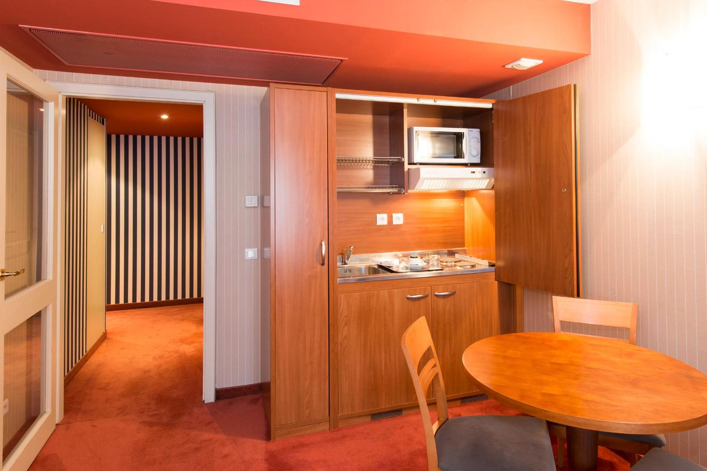 Standard Double Room with Balcony - Photo 4