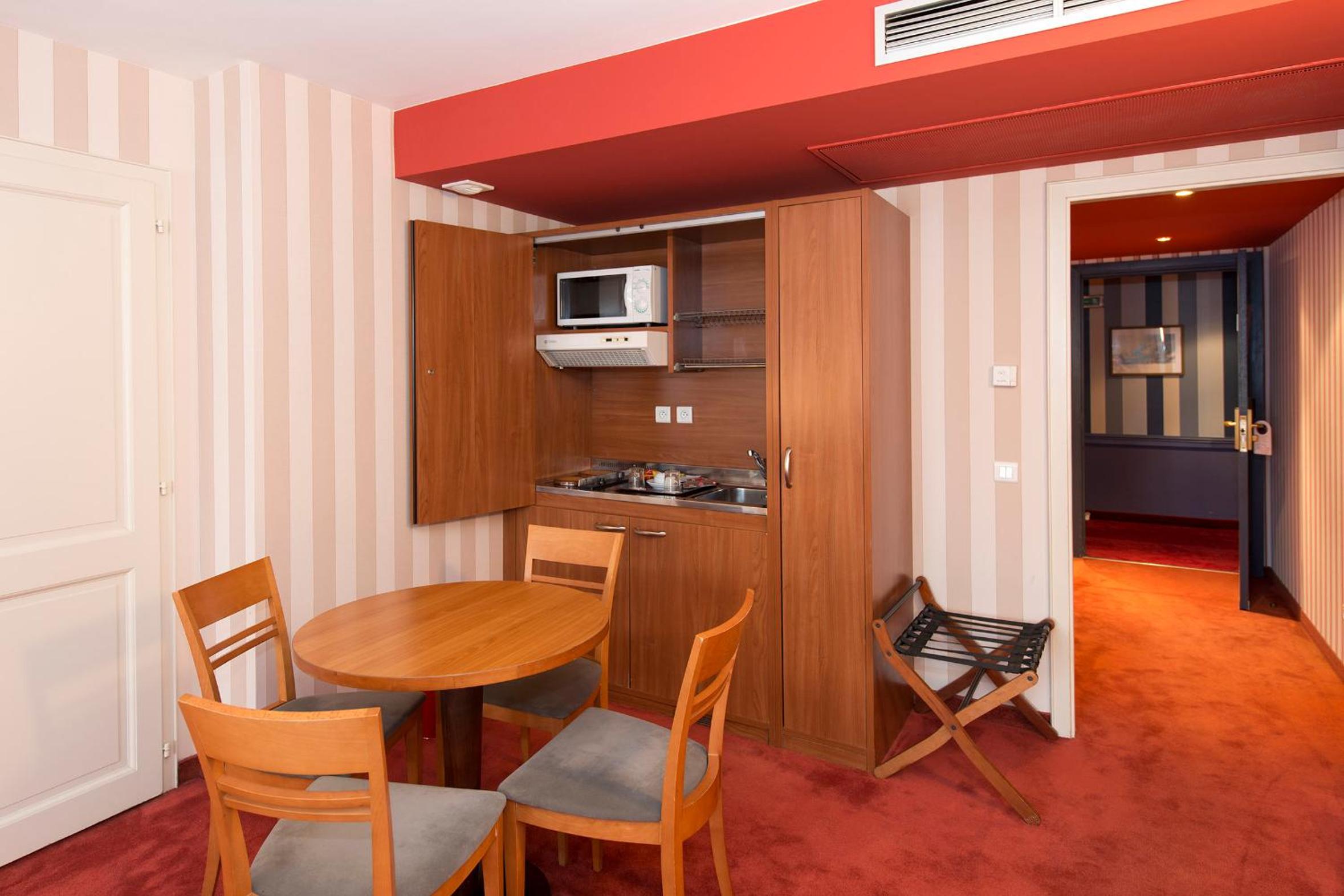 Deluxe Apartment with Balcony - Photo 7