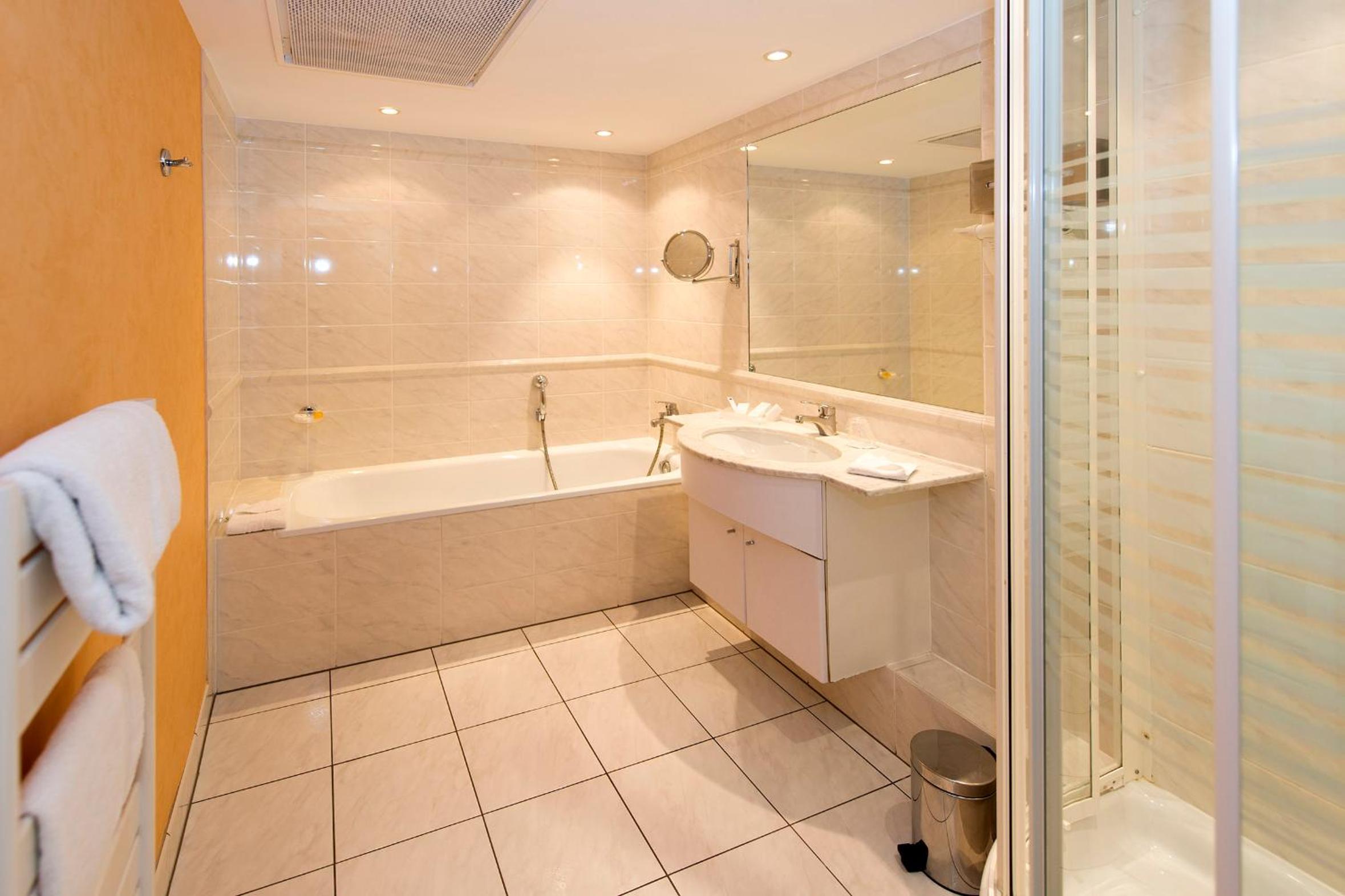 Deluxe Apartment with Balcony - Photo 4