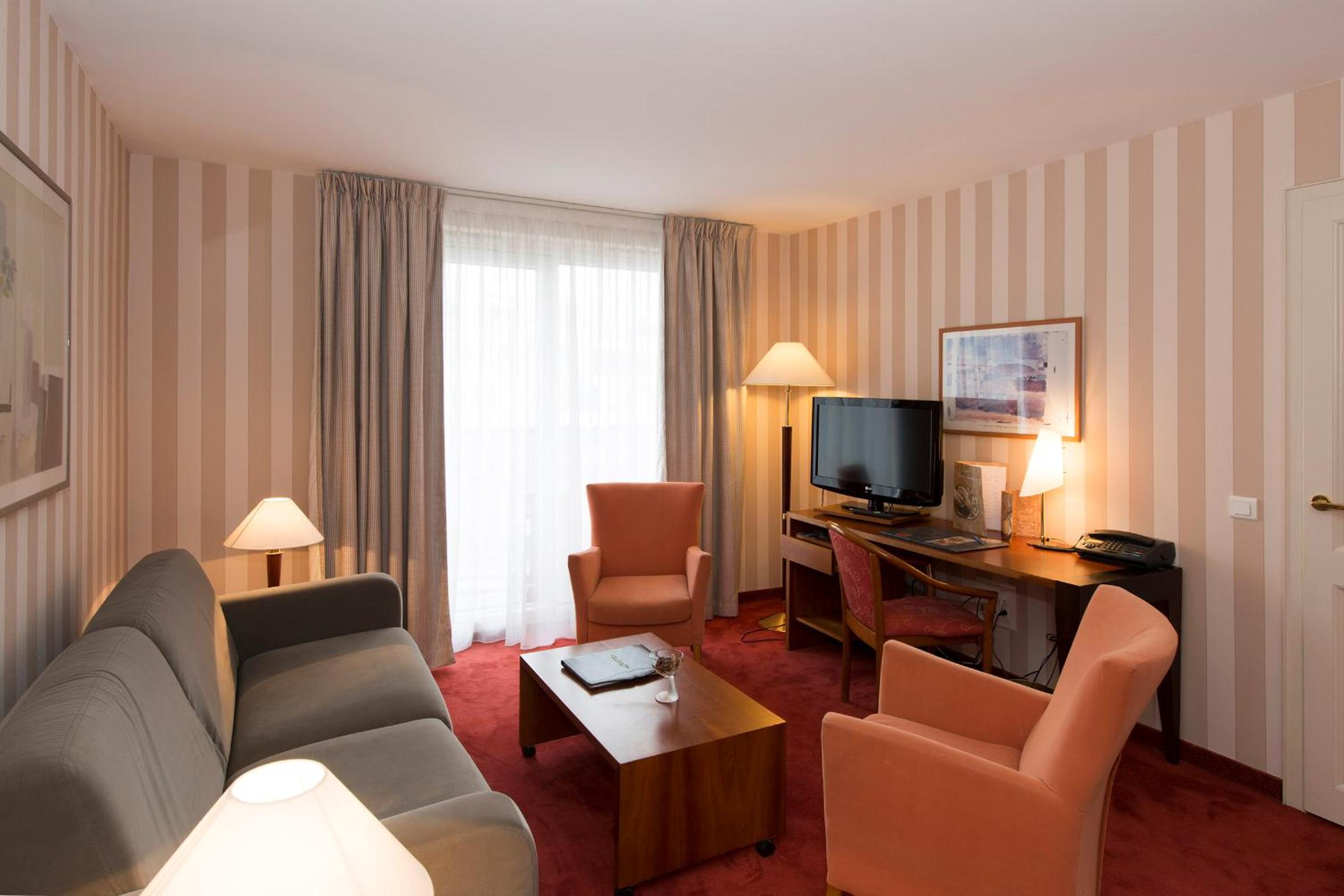 Deluxe Apartment with Balcony - Photo 9
