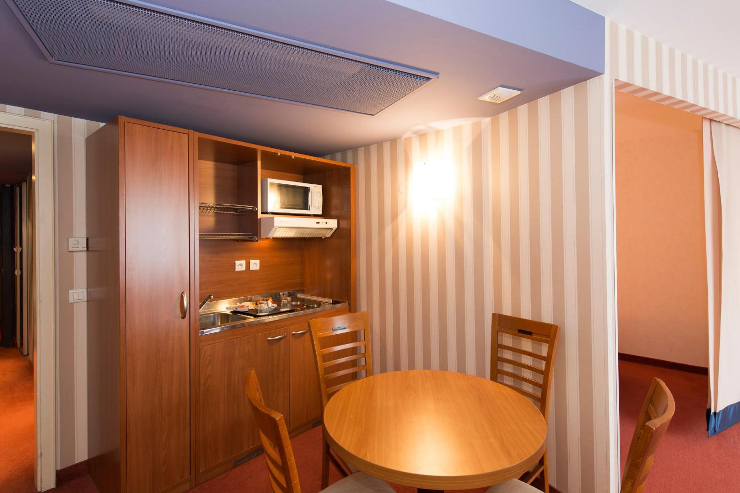 Standard Apartment with Balcony - Photo 4