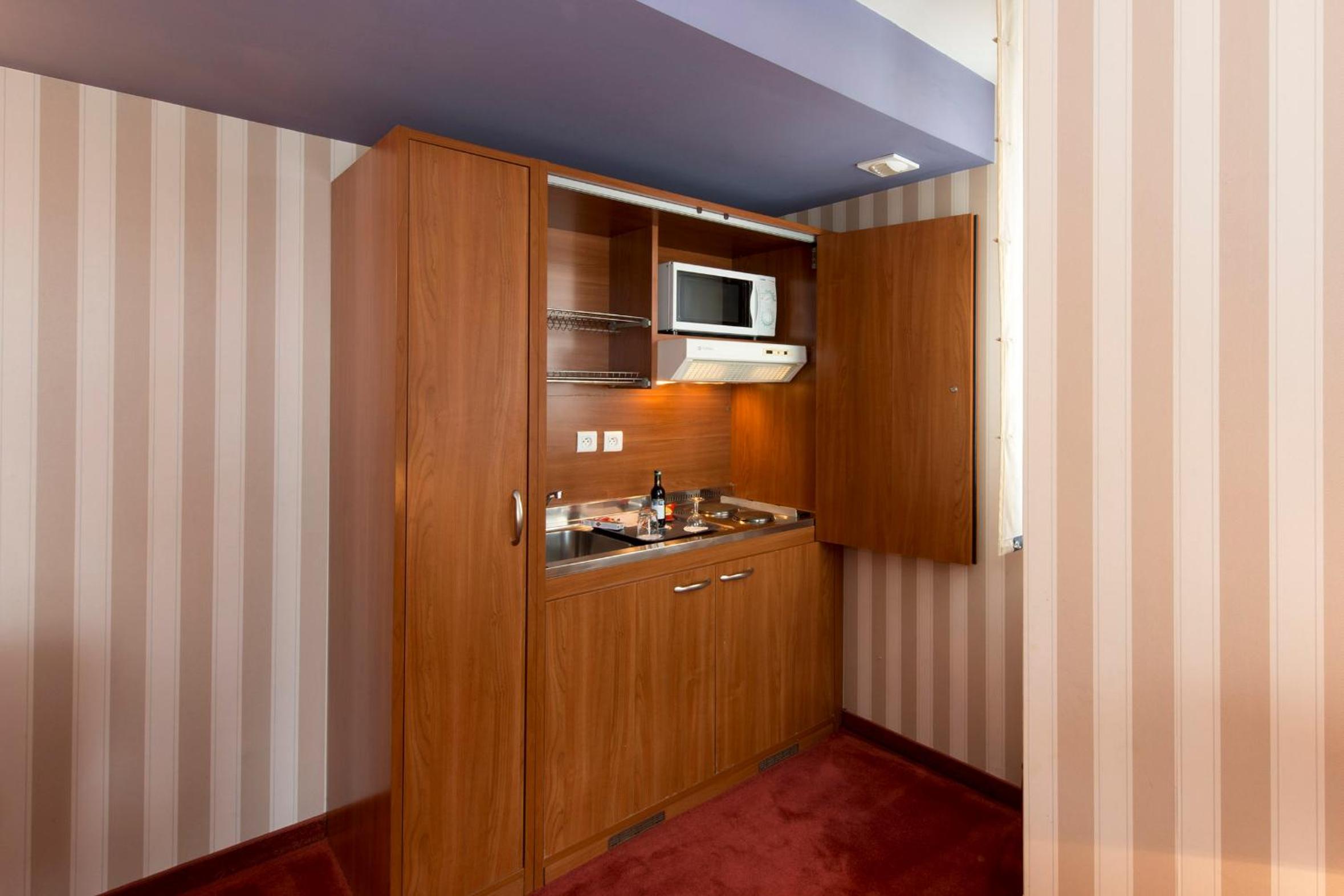 Prestige Suite with Balcony - Photo 3