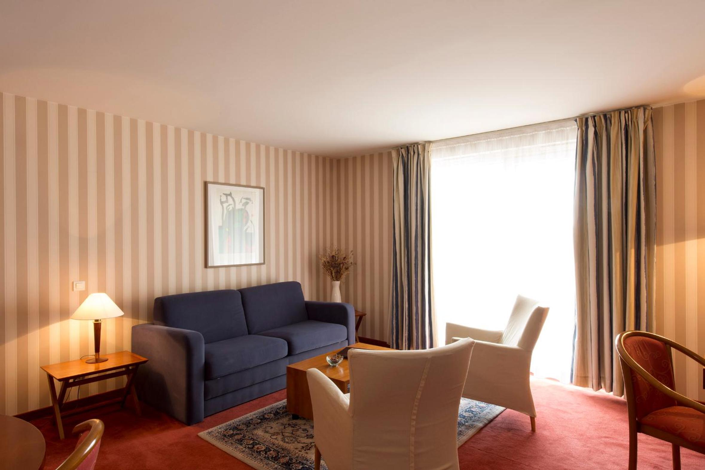 Executive Suite with Balcony - Photo 8