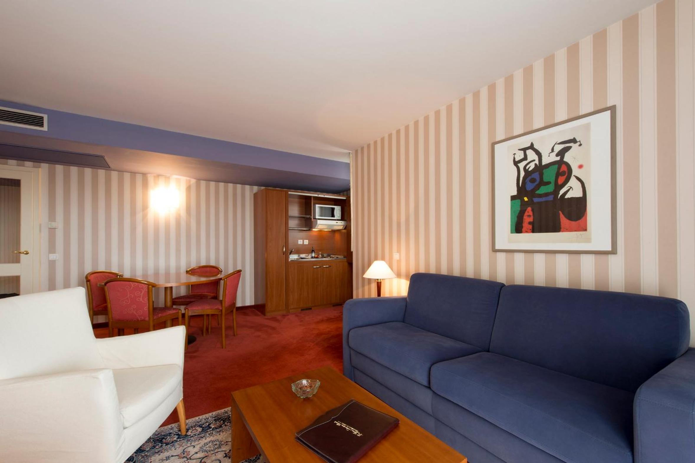 Executive Suite with Balcony - Photo 5