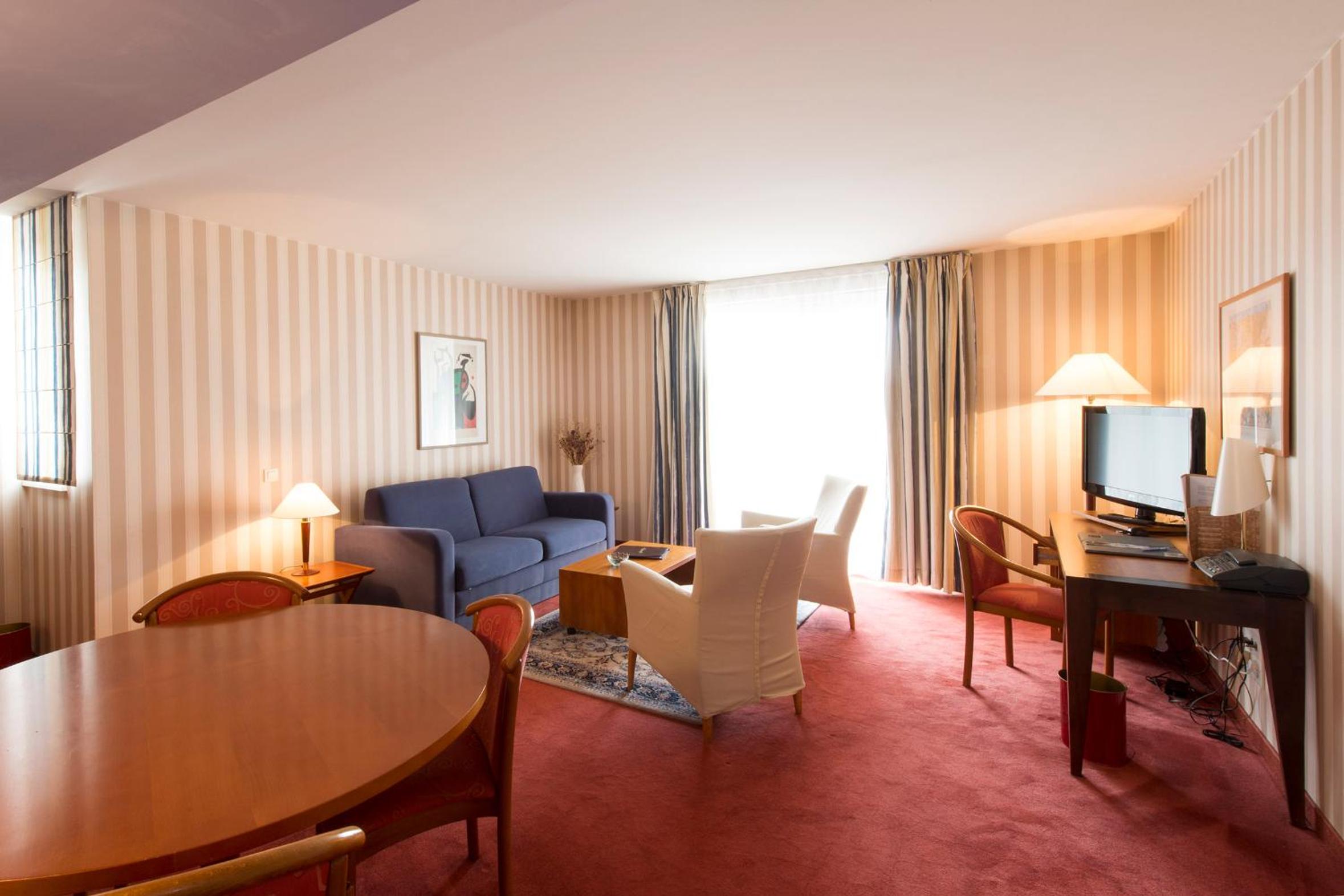 Executive Suite with Balcony - Photo 9