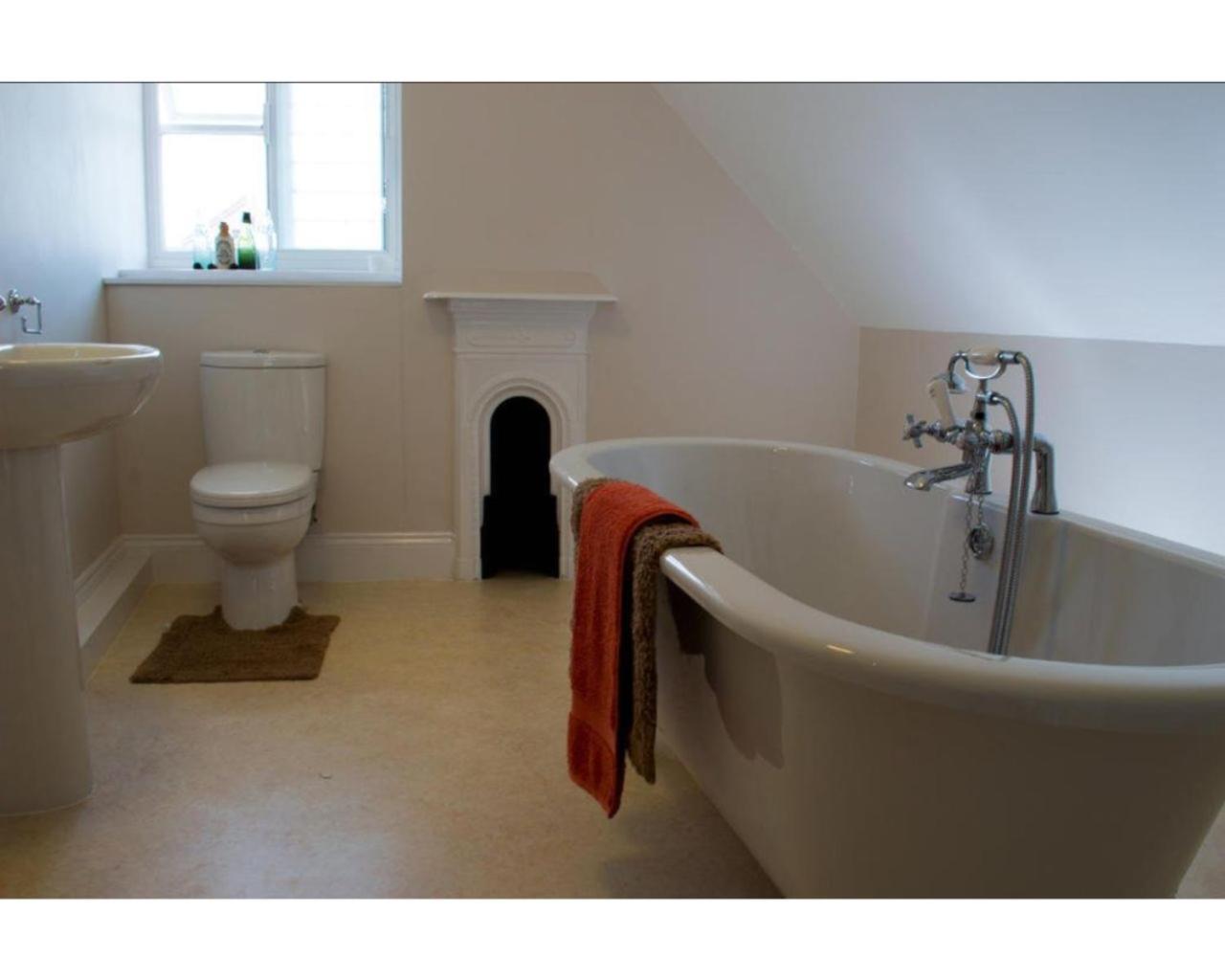 Twin Room with Shared Bathroom photo 2