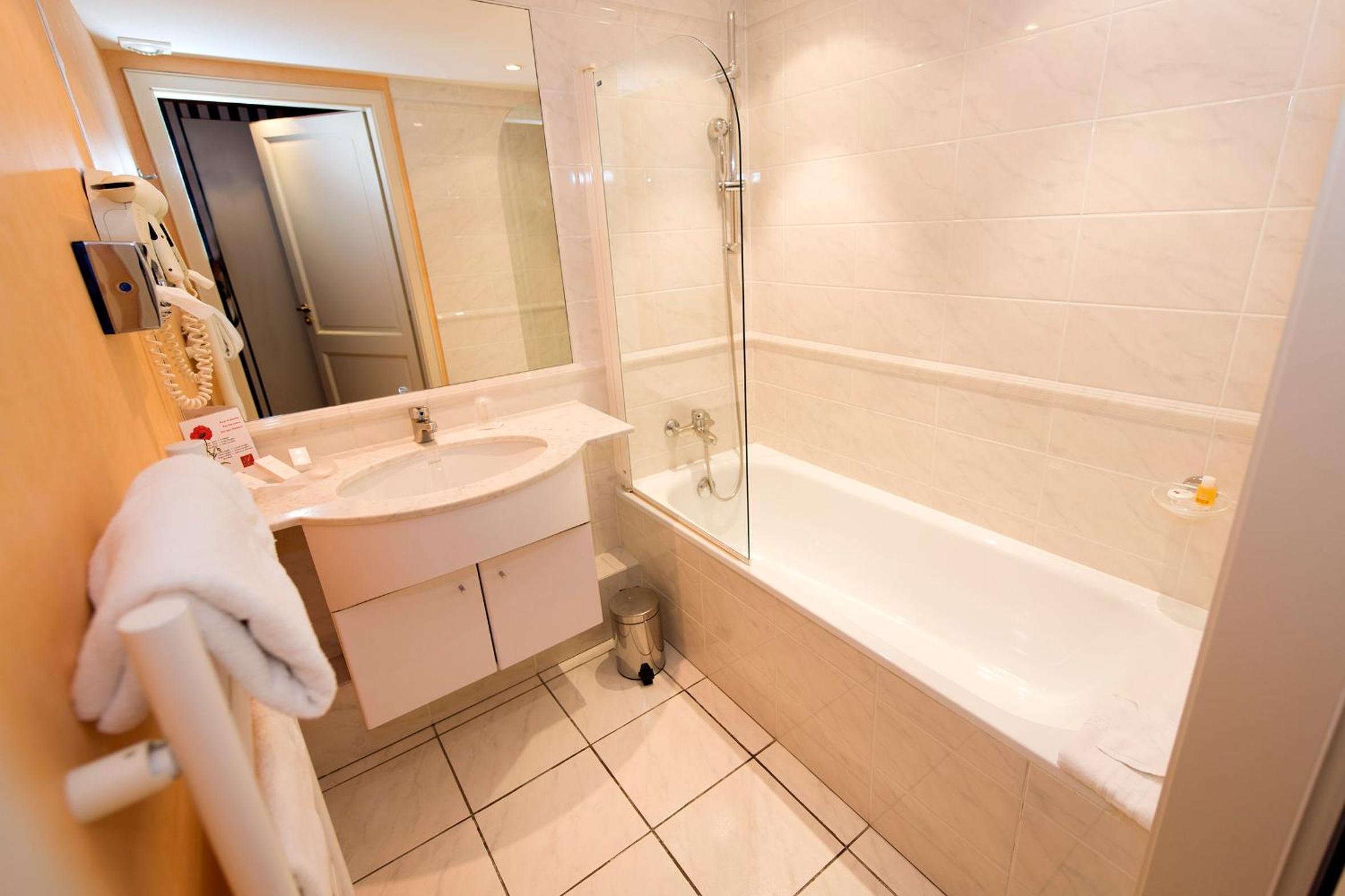 Standard Double Room with Balcony - Photo 2