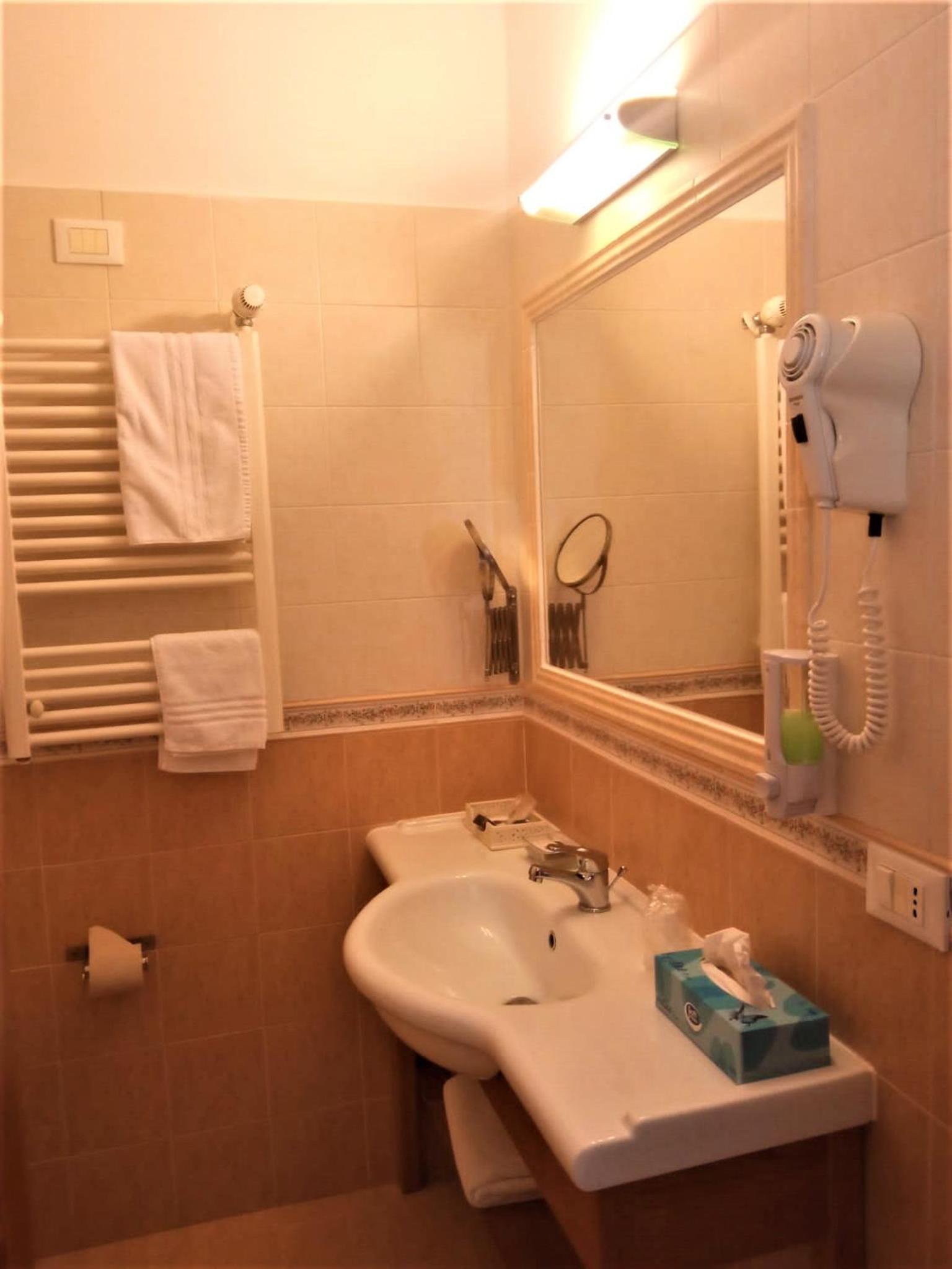 Double Room - Photo 8