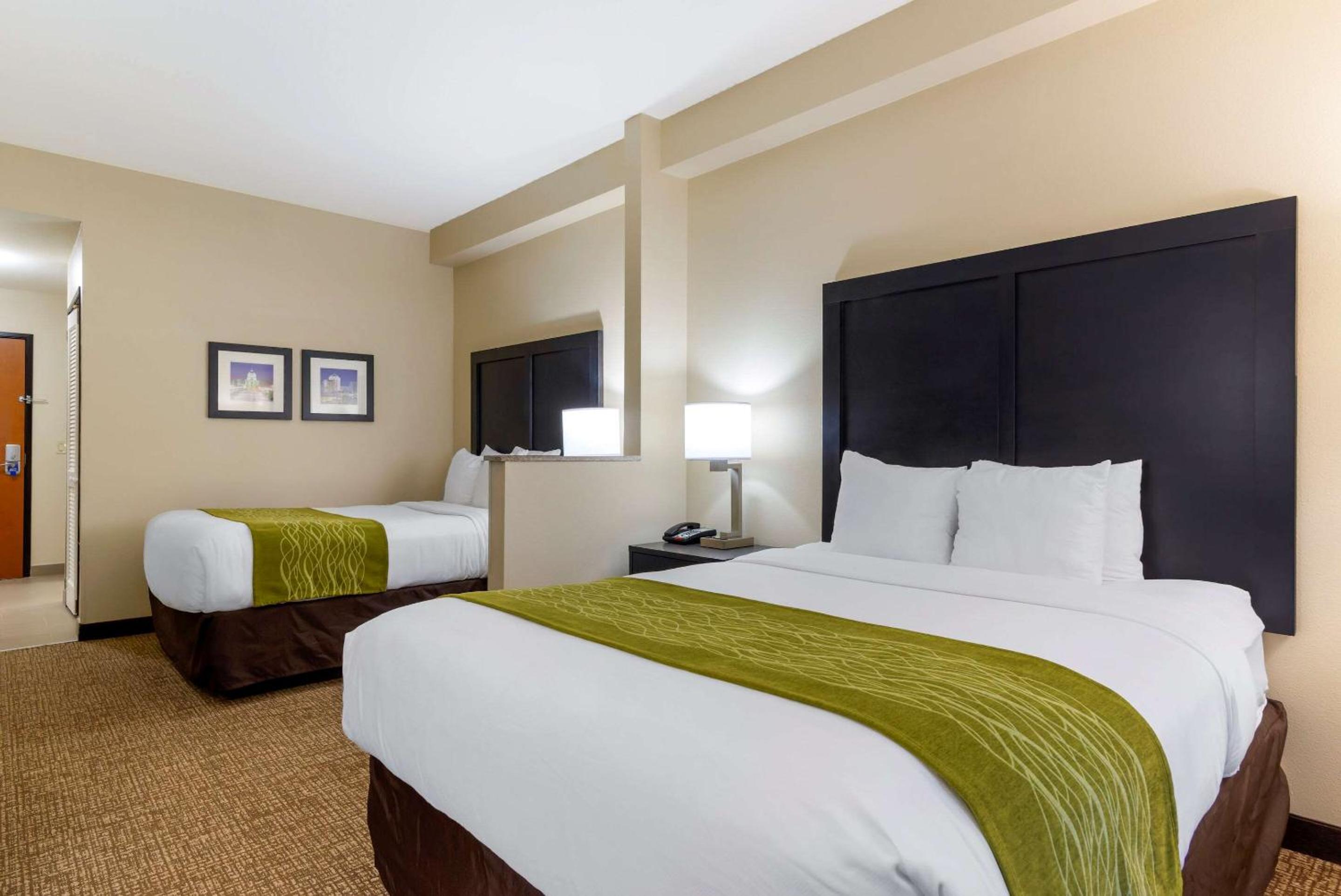 Queen Room with Two Queen Beds - Non-Smoking - Photo 1