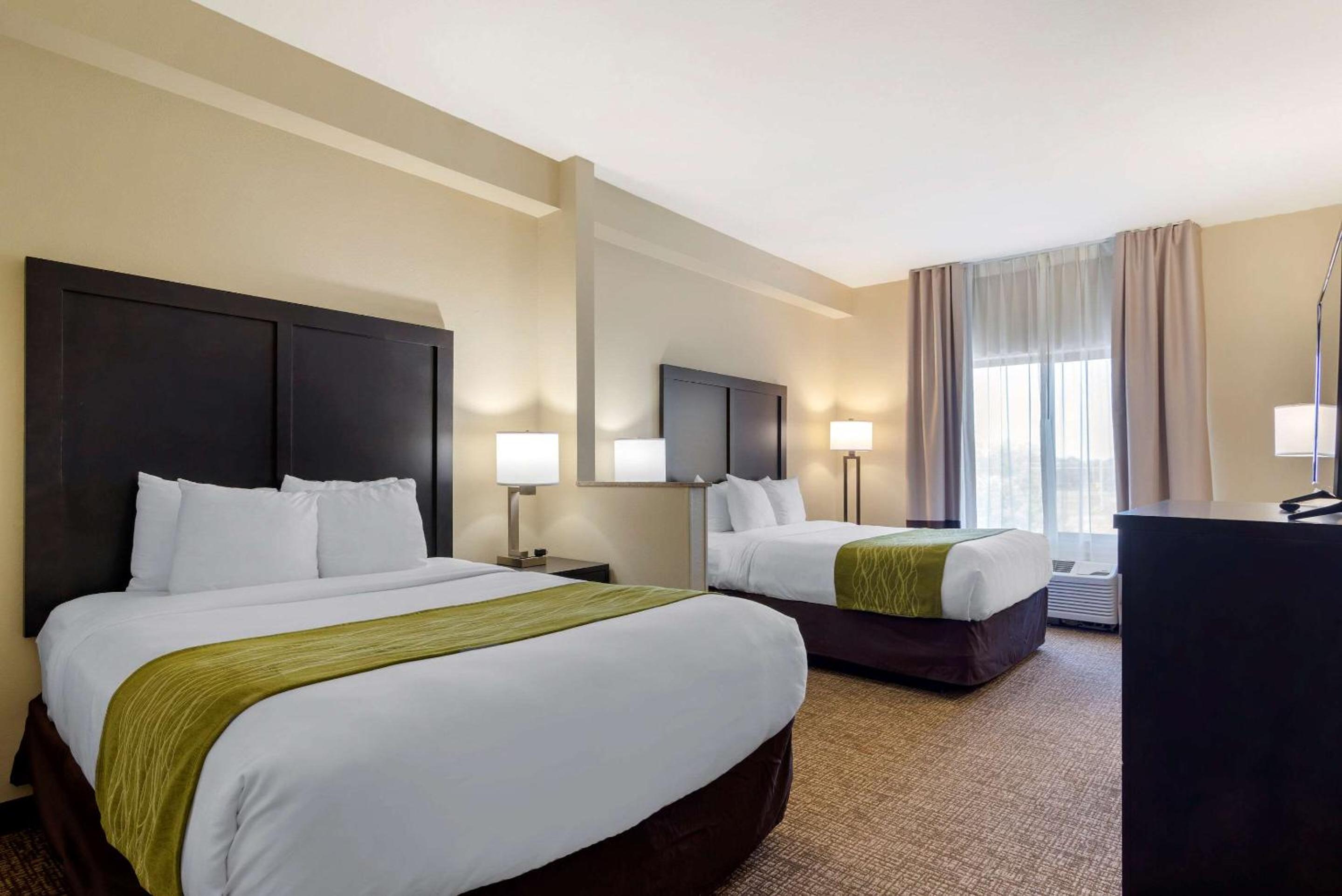 Queen Room with Two Queen Beds - Non-Smoking - Photo 2