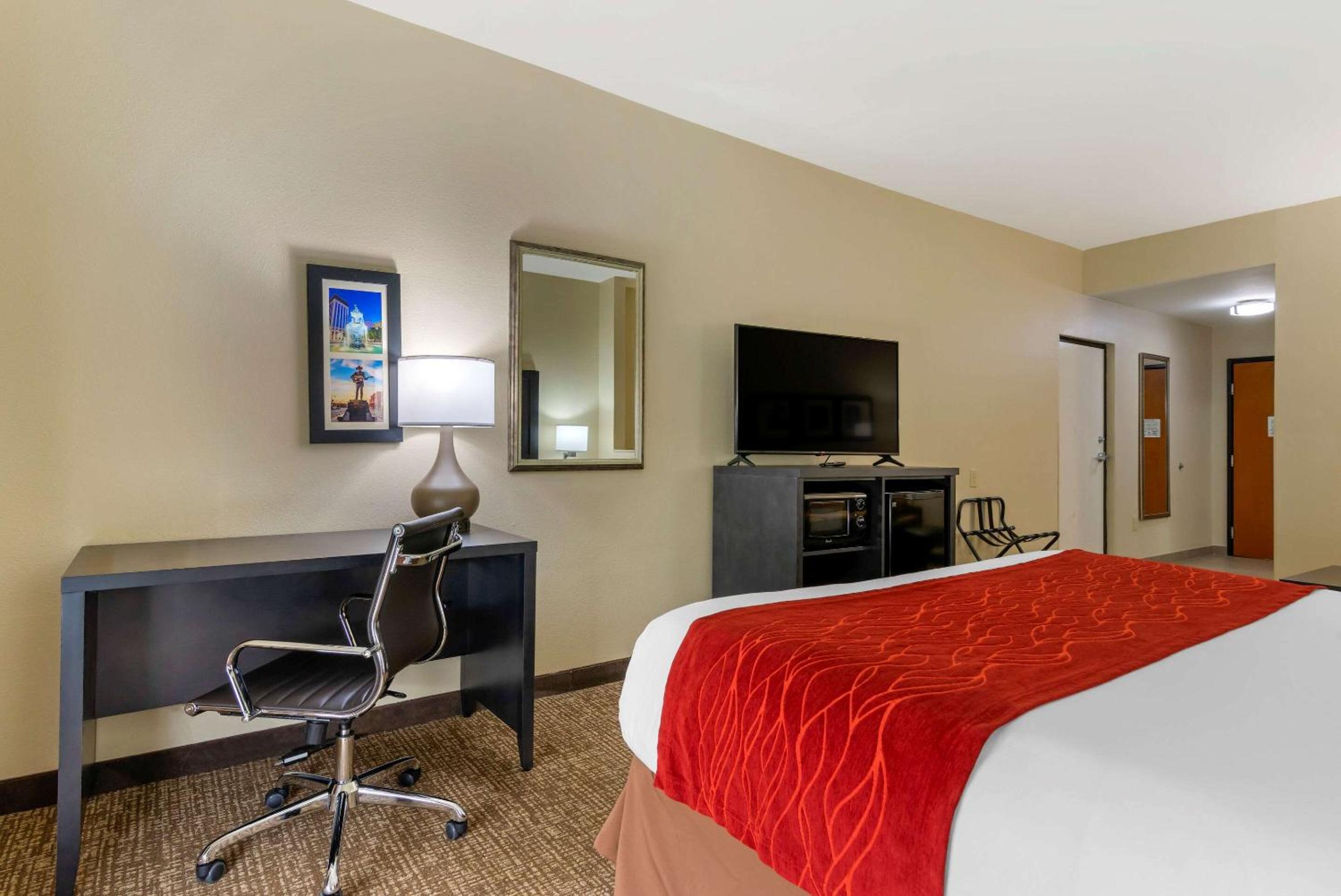King Suite - Non-Smoking - Photo 3