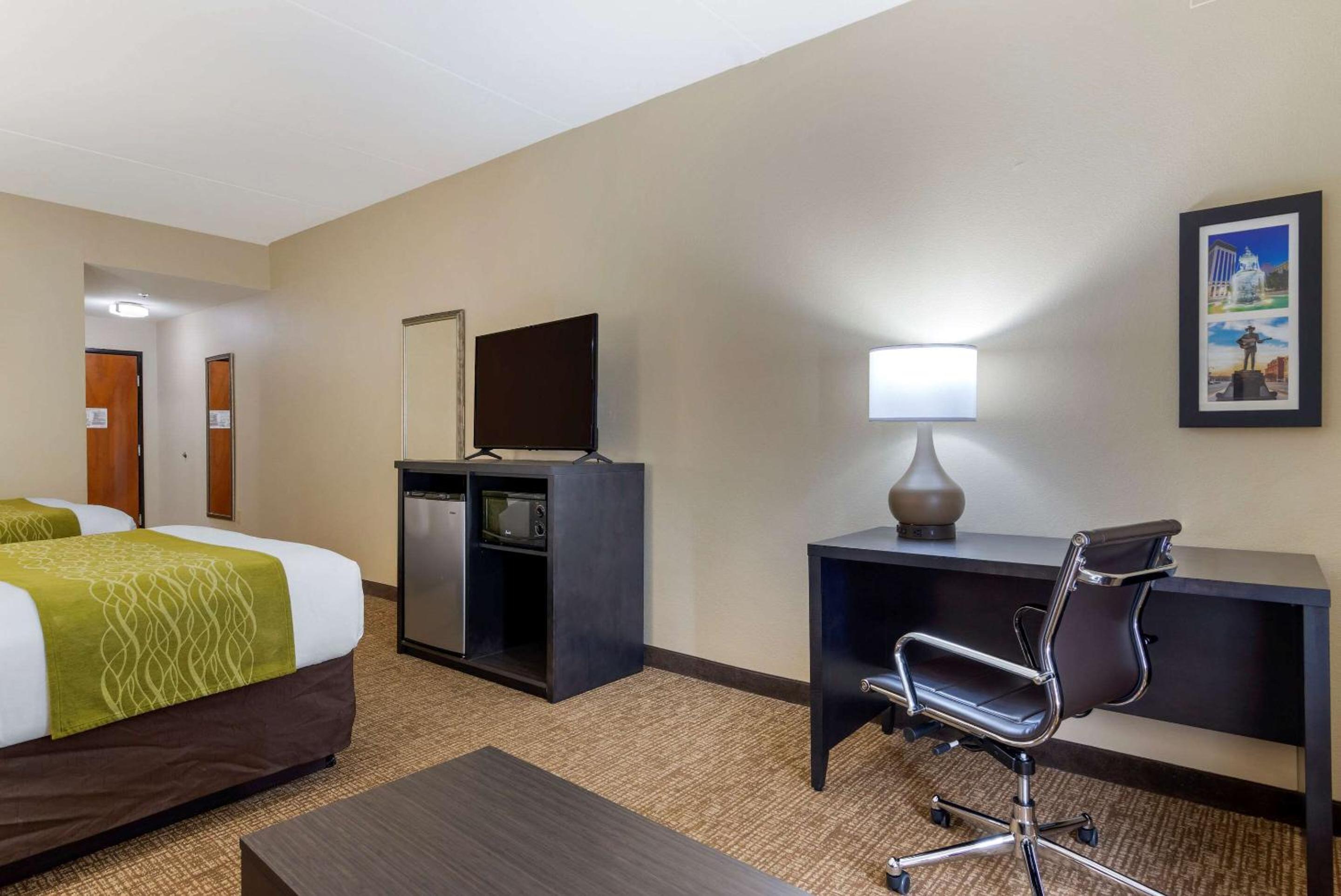 Queen Suite with Two Queen Beds - Non-Smoking photo 2