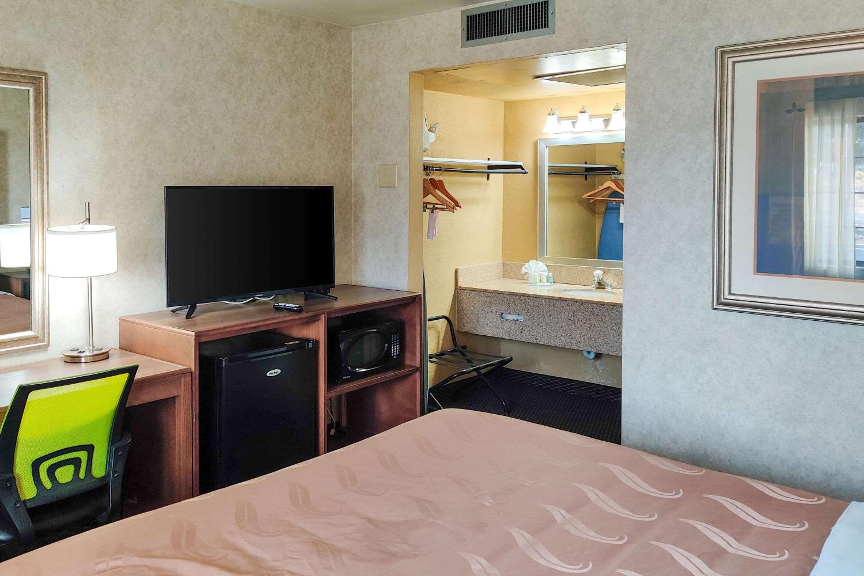 Standard King Room - Non-Smoking  - Photo 3